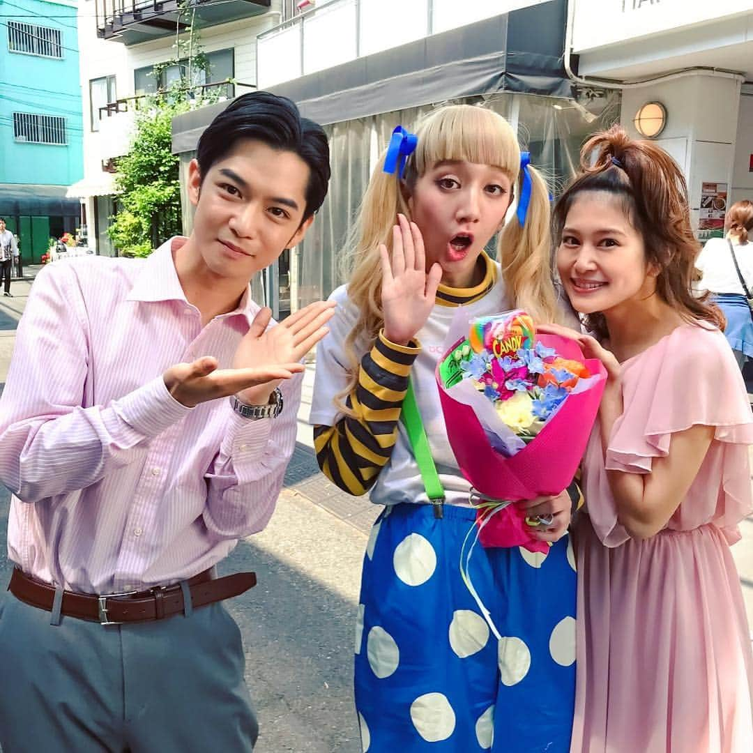 日本テレビ「プリティが多すぎる」のインスタグラム：「#プリティが多すぎる 🌈 最終回は12/20(木)25:59～放送🌸🌼 Huluでも好評配信中🍭 . Pipinトップモデル✨キヨラを演じて下さった #長井短 さんのクランクアップ写真‼️💐その場に駆けつけた南吉(#千葉雄大)と利緒(#佐津川愛美)とパチリ📸😊 誰よりもファッションへのこだわりが強く、個性溢れるキヨラ…時に南吉を振り回しながらも、とことん"カワイイ"を貫こうとする姿勢が印象的でした👍💫 キヨラならではのカラフルな着こなしも見どころ👚 最後までぜひお見逃しなく👀 . #こだわり炸裂のキヨラ #個性が大爆発 #明日いよいよ最終回」