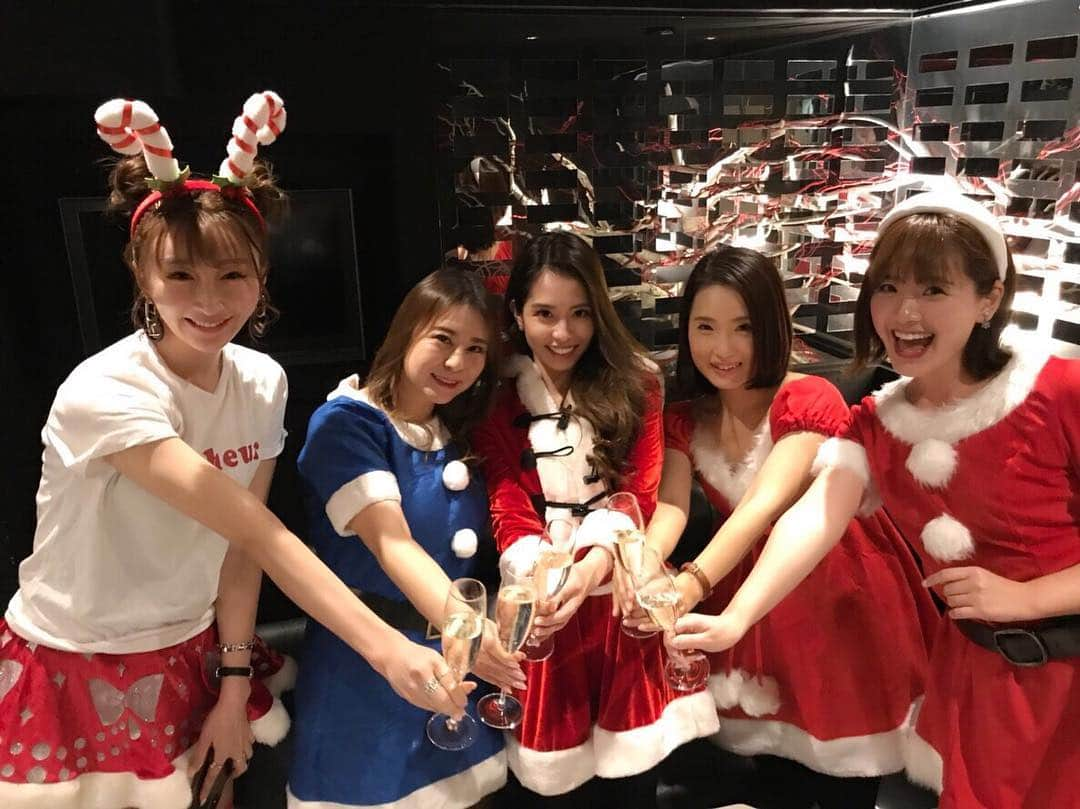 浦田麻緖さんのインスタグラム写真 - (浦田麻緖Instagram)「メリークリスマス🎁🎅🎄 みんなでちょっと早めのクリスマスパーティー🎉🤶 サンタコスなんていつぶりだろうか、、、⁉️w楽しい夜でしたー🌉 #サンタコス #サンタさん #クリスマスパーティー #もうすぐ #クリスマス #女子会 #忘年会」12月19日 10時38分 - mao.urata