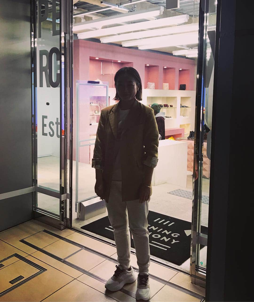 丸山礼さんのインスタグラム写真 - (丸山礼Instagram)「💙 @openingceremony 💙 展示会やっていたので、ちらりと👀 衣装、夏に良いもの何かないかなぁ〜と🙋‍♀️ なかなか自分の体が綺麗に見えて、 ドンピシャ だいすき ！に 出会えるのは難しいですが いろんなお店に足を運んでほぉ〜っと 勉強できるのはいいですな🥰 お店がきらきらすぎて逆光なおこさん✨ @naokowatahiki  ありがとうございました🥰🙇‍♂️ ・ この日は コート @17kg_official  スカート @selectmoca  バッグ @nanananaofficial  くつ @kastane_  イヤリング @wego_official  #丸山礼の私服」12月19日 11時25分 - rei_maruyama