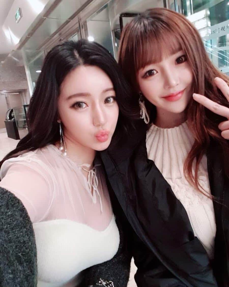 hyeriのインスタグラム：「청순룩인데?🤔 #날씨춥다#감기조심#상하이#중국#한국컴백#레이샤#laysha#고은#혜리#리더#막내#청순룩임」