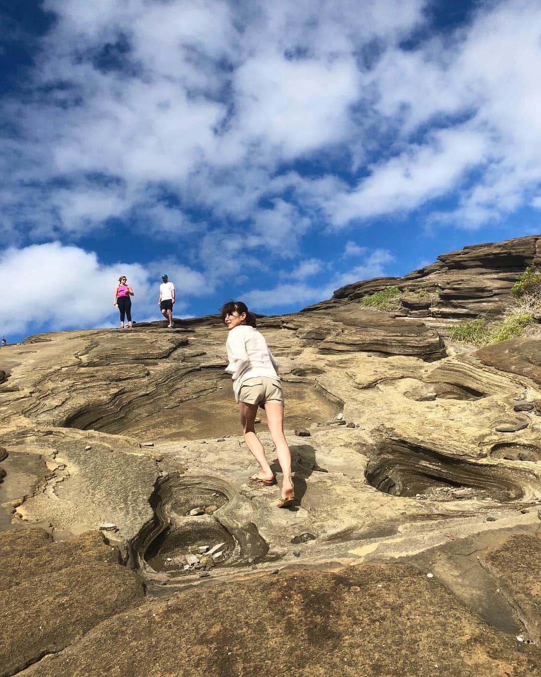 山田佳子さんのインスタグラム写真 - (山田佳子Instagram)「岩壁、自然の力って凄い〜！﻿ ﻿ #岩壁を登るのも﻿ #以外とキツイ﻿ #でも﻿ #アトラクションみたい﻿ #楽しい﻿ #hawaii🌴﻿」12月19日 11時51分 - yoshiko117