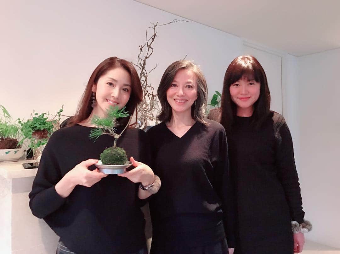 芦田桂子さんのインスタグラム写真 - (芦田桂子Instagram)「憧れの先輩、原由美さんの苔玉教室へひろよちゃんと @hiroyo04 行ってきました✨ お正月🎍にピッタリな黒松の苔玉、カッコ良く出来上がりましたよ❣️ ✴︎ 粘土質の土を混ぜ苔を巻きお風呂にジャポン🛁 プクプクとお水を吸ってイキイキと苔が蘇りフワフワに✨ ✴︎ やっぱり自分で作ったものは愛着が湧きますね💕 楽しい時間をありがとうございました😊 ✴︎ #苔玉  #苔玉教室  #黒松 #水引 #原由美さん  #やっぱりステキ #20190129 #charitybazaar  #リビエラサロン  #リビエラ青山  #丁寧な暮らしを彩るワークショップ  #開催されるそうです  #参加しよう #芦田桂子」12月19日 12時04分 - keiko_ashida