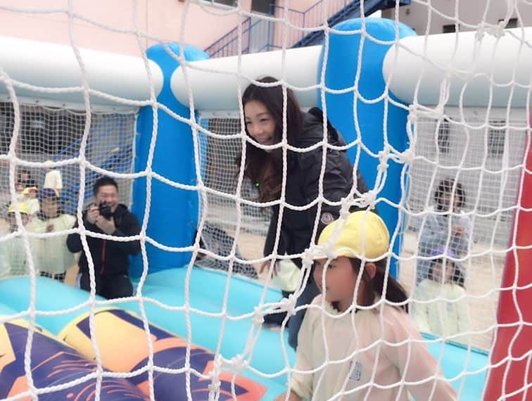 井上貴子さんのインスタグラム写真 - (井上貴子Instagram)「広島県呉市にある 天応めぐみ幼稚園へ 神取社長、遠藤選手、スタッフkellyと慰問。  コチラの幼稚園に通ってた方とお知り合いになって その方のお父様もコチラの幼稚園出身。  半年前に西日本豪雨に遭われ コチラに立ち寄ったとき 園長先生が必死で 半分流されかけてる幼稚園を守ろうとしてる姿を拝見し  私達も微力ではあるけれど ここの幼稚園の復興に集中して支援しようと決めて準備を続けてきた。  実はLLPW-Xには 「エアリング」という よくデパートの屋上にある 空気で膨らんだ物体の中で子供達がジャンプなどをする遊具を持っていて。  ウチのはリングの形をしてて 大人も入れるビックサイズ。  コチラを運んで組み立てて 子供達に遊びを提供してきたの！  最後にはクリスマスプレゼントを渡して…  神取さんは 東京から来た正義の味方 「カンドリーマン」と子供達から呼ばれて人気者だった！  年長さんが小学生になる前に もう一度行けますように…  まだまだ全壊しなければならない家も沢山あるけど。  以前に来たときより 皆さんの笑顔も見れたし。  少しずつ前に進んでいる。  子供の笑顔最強^ ^  そして アタシは社長たちより ひと足早く帰宅し 先ほど乳がん検診が終わった。  毎年同じ先生に診てもらってて…今年も合格💯をもらったぞぉ^ ^  Happyで^ ^  #井上貴子  #女子プロレスラー  #デビュー30周年 #スジャータ #神取忍 #遠藤美月 #西日本豪雨 #天応めぐみ幼稚園 #エアリング #LLPW-X #子供の笑顔最強 #乳がん検診」12月19日 13時11分 - takaco_inoue