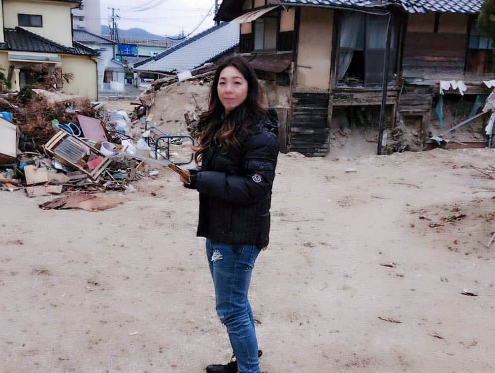井上貴子さんのインスタグラム写真 - (井上貴子Instagram)「広島県呉市にある 天応めぐみ幼稚園へ 神取社長、遠藤選手、スタッフkellyと慰問。  コチラの幼稚園に通ってた方とお知り合いになって その方のお父様もコチラの幼稚園出身。  半年前に西日本豪雨に遭われ コチラに立ち寄ったとき 園長先生が必死で 半分流されかけてる幼稚園を守ろうとしてる姿を拝見し  私達も微力ではあるけれど ここの幼稚園の復興に集中して支援しようと決めて準備を続けてきた。  実はLLPW-Xには 「エアリング」という よくデパートの屋上にある 空気で膨らんだ物体の中で子供達がジャンプなどをする遊具を持っていて。  ウチのはリングの形をしてて 大人も入れるビックサイズ。  コチラを運んで組み立てて 子供達に遊びを提供してきたの！  最後にはクリスマスプレゼントを渡して…  神取さんは 東京から来た正義の味方 「カンドリーマン」と子供達から呼ばれて人気者だった！  年長さんが小学生になる前に もう一度行けますように…  まだまだ全壊しなければならない家も沢山あるけど。  以前に来たときより 皆さんの笑顔も見れたし。  少しずつ前に進んでいる。  子供の笑顔最強^ ^  そして アタシは社長たちより ひと足早く帰宅し 先ほど乳がん検診が終わった。  毎年同じ先生に診てもらってて…今年も合格💯をもらったぞぉ^ ^  Happyで^ ^  #井上貴子  #女子プロレスラー  #デビュー30周年 #スジャータ #神取忍 #遠藤美月 #西日本豪雨 #天応めぐみ幼稚園 #エアリング #LLPW-X #子供の笑顔最強 #乳がん検診」12月19日 13時11分 - takaco_inoue