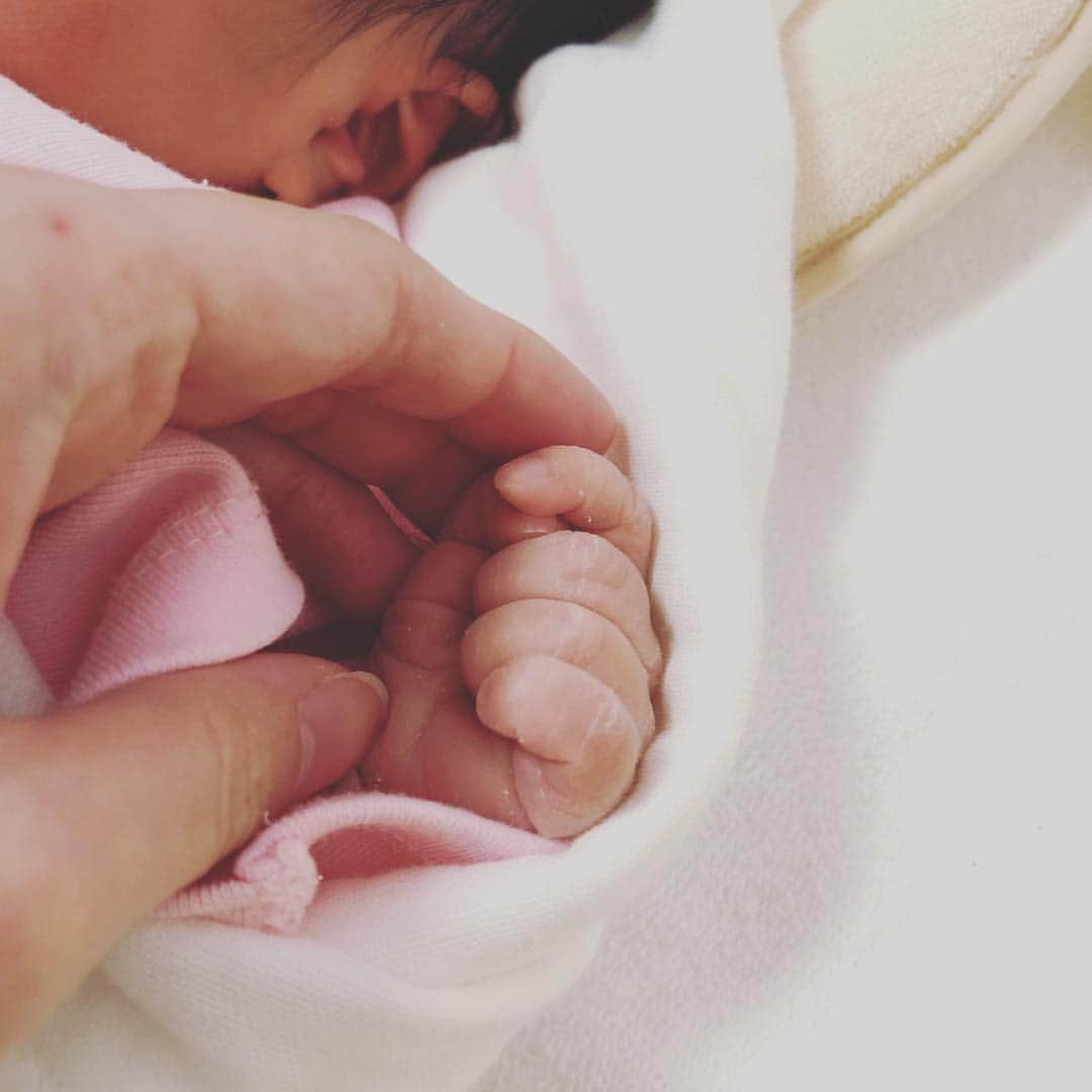 遊月リナさんのインスタグラム写真 - (遊月リナInstagram)「１２月１２日に元気な女の子を出産しましたっ💓👶ことちゃんです💓 無事退院して、今は実家でゆっくりしております꒰ ´͈ω`͈꒱👍⭐️ 母親のありがたみがすごい(＾ω＾)(＾ω＾) 出産ってね、ほんと凄い✋ ほんと痛い✋笑 予想以上に産後の体がボロボロで、参ってますが娘と元気に過ごします💞」12月19日 12時38分 - rinarina525