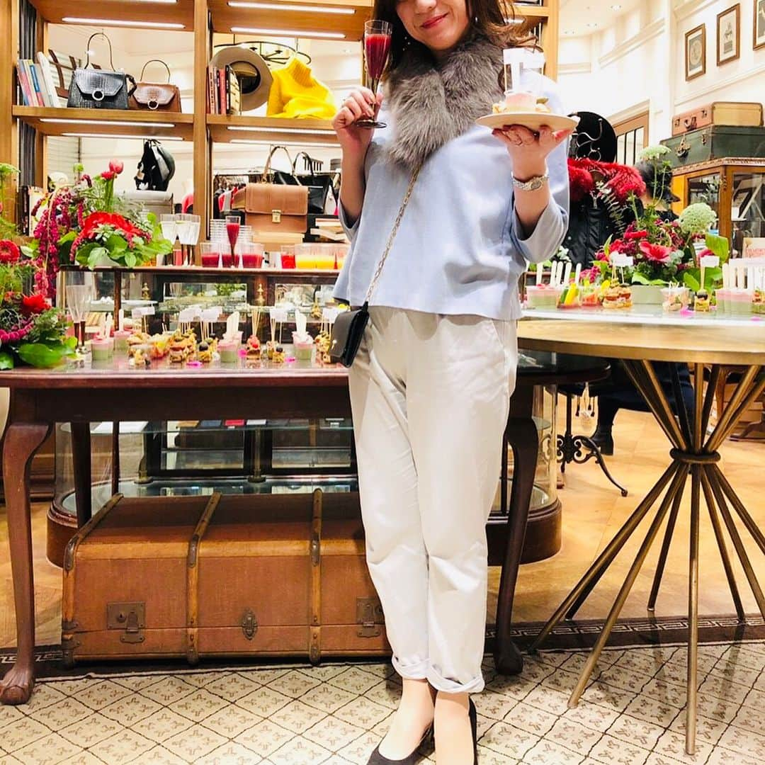 野々村友紀子さんのインスタグラム写真 - (野々村友紀子Instagram)「私の大好きな服屋さん、Loungedressのパーティーにお邪魔して来たので、今からはしゃぎますね。かわいくて美味しいのに糖質７０%オフという超常現象のようなお料理に興奮！お買い物ノベルティの金か紺のバッグで迷い！お土産のクッキーのブランドロゴに感激！春夏の内覧もできて、あー楽しかった！です。オシャレでアットホームなステキなパーティーでした。ありがとうございました！私が履いてるこの裾ねじりパンツは、なんと4サイズ展開（Lがある！）でカラーも豊富、楽ちんなのでほんとにオススメ。めちゃ売れベストセラーだそうです。トップスのアイスブルーの色も好き！若い人はもちろん、40代でも着れる服いっぱいで嬉しいー😂 #Loungedress #パーティー」12月19日 13時00分 - nonomura_yukiko