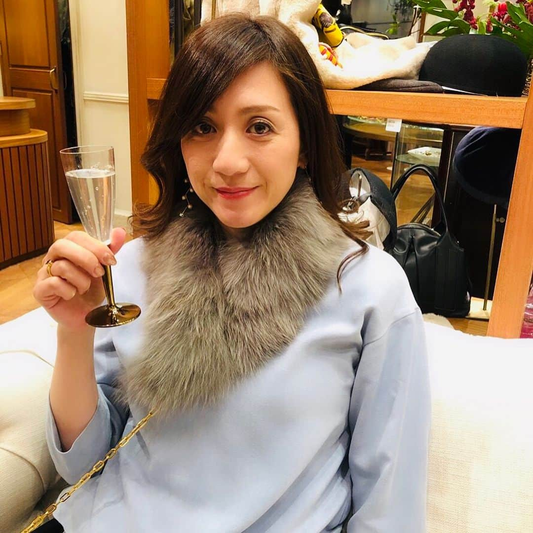 野々村友紀子さんのインスタグラム写真 - (野々村友紀子Instagram)「私の大好きな服屋さん、Loungedressのパーティーにお邪魔して来たので、今からはしゃぎますね。かわいくて美味しいのに糖質７０%オフという超常現象のようなお料理に興奮！お買い物ノベルティの金か紺のバッグで迷い！お土産のクッキーのブランドロゴに感激！春夏の内覧もできて、あー楽しかった！です。オシャレでアットホームなステキなパーティーでした。ありがとうございました！私が履いてるこの裾ねじりパンツは、なんと4サイズ展開（Lがある！）でカラーも豊富、楽ちんなのでほんとにオススメ。めちゃ売れベストセラーだそうです。トップスのアイスブルーの色も好き！若い人はもちろん、40代でも着れる服いっぱいで嬉しいー😂 #Loungedress #パーティー」12月19日 13時00分 - nonomura_yukiko