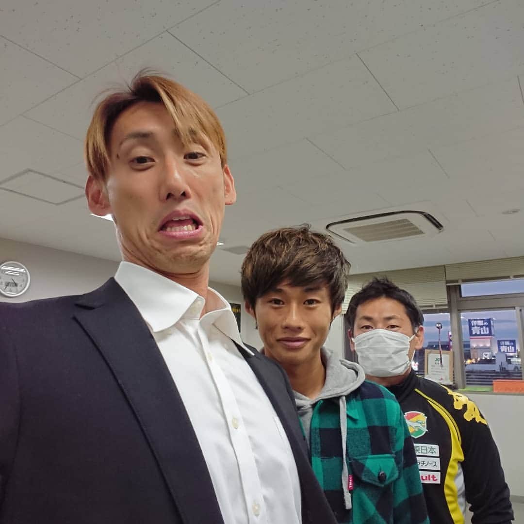 のインスタグラム：「先日ユナパに顔を出したら、小さな巨人ぷーちゃんこと深井さん、見た目は子供、頭脳も子供、名プレーヤー町田ヤマトに遭遇しました。ヤマト頑張れよ。緑色の服着るの早いけどな。 それから、ちょるふぁん、タカヤとお食事をしましたとさ。」