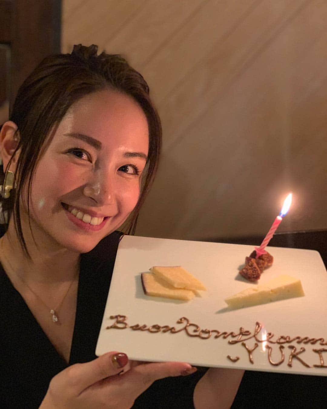 寺田有希さんのインスタグラム写真 - (寺田有希Instagram)「忘年会でデビュー14周年の サプライズお祝いしてくれた(´；ω；`)✨ ・ ・ 嬉しい！！！！！ ありがとうございます！！！！！ ・ ・ 私、基本的にデザートを頼まないのですよ そしたら店員さんが赤ワインを飲む私に チーズ盛りを提案してくれて 『わー！それがいいです！』と言ったら チーズ盛りでサプライズしてくれた！ なんとお優しい(´；ω；`)✨ ・ ・ …空気読めなくてすみませんでした。笑 ・ ・ 用意してくださったプレゼントは、 日本じゃまだまだ手に入りづらい 『you first』 キャンドルの3つセット！ めっちゃ嬉しい！ 家に飾って女子力あげよっと(*´꒳`*) ・ ・ オシャレを提案するBRchnnelは、 忘年会までオシャレです！ 15周年はもっともっとオシャレになれるよう 頑張っていきます！！！！！ ・ ・ 来年もよろしくお願いします✨ ・ ・ #brchannel #忘年会 #オシャレ #デビュー #14周年 #サプライズ #嬉しい #広尾 #アンビグラム #ambigram  #優しさに感謝 #来年もよろしく #今年もありがとう  #干場義雅 #yoshimasahoshiba  #寺田有希 #teradayuki」12月19日 14時00分 - terada_yuki