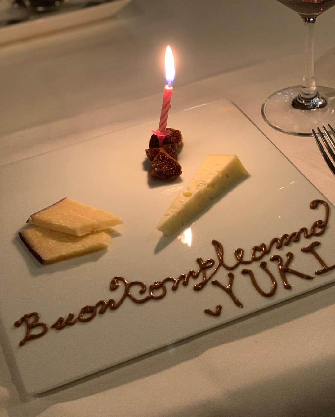 寺田有希さんのインスタグラム写真 - (寺田有希Instagram)「忘年会でデビュー14周年の サプライズお祝いしてくれた(´；ω；`)✨ ・ ・ 嬉しい！！！！！ ありがとうございます！！！！！ ・ ・ 私、基本的にデザートを頼まないのですよ そしたら店員さんが赤ワインを飲む私に チーズ盛りを提案してくれて 『わー！それがいいです！』と言ったら チーズ盛りでサプライズしてくれた！ なんとお優しい(´；ω；`)✨ ・ ・ …空気読めなくてすみませんでした。笑 ・ ・ 用意してくださったプレゼントは、 日本じゃまだまだ手に入りづらい 『you first』 キャンドルの3つセット！ めっちゃ嬉しい！ 家に飾って女子力あげよっと(*´꒳`*) ・ ・ オシャレを提案するBRchnnelは、 忘年会までオシャレです！ 15周年はもっともっとオシャレになれるよう 頑張っていきます！！！！！ ・ ・ 来年もよろしくお願いします✨ ・ ・ #brchannel #忘年会 #オシャレ #デビュー #14周年 #サプライズ #嬉しい #広尾 #アンビグラム #ambigram  #優しさに感謝 #来年もよろしく #今年もありがとう  #干場義雅 #yoshimasahoshiba  #寺田有希 #teradayuki」12月19日 14時00分 - terada_yuki