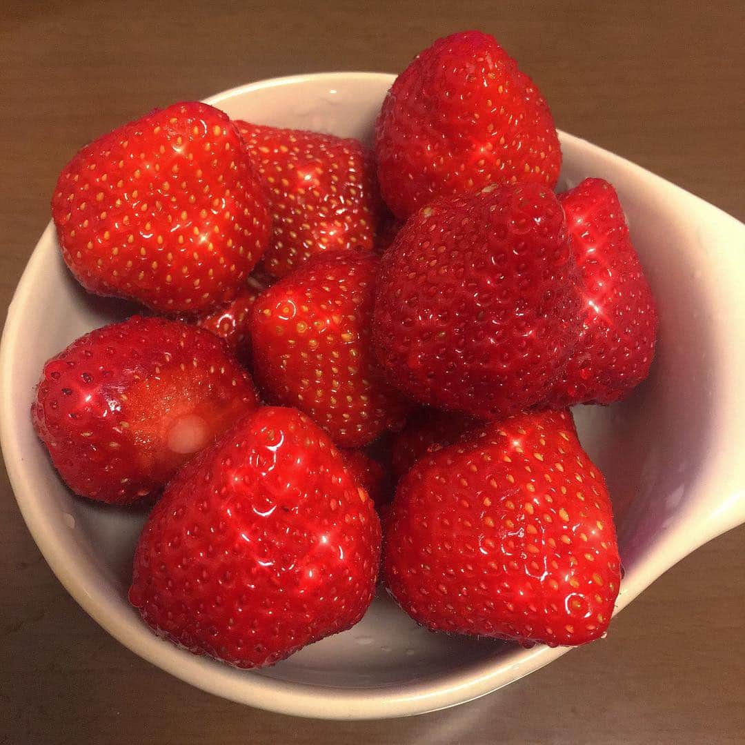 高岡未來のインスタグラム：「苺って本当にすごい 苺とゆうものがあって本当に ありがとう🍓  わたしにはいちごはいつもこんな風に キラキラしてみえる〜〜」