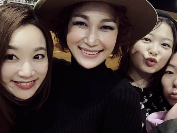 ピョン･ジョンスさんのインスタグラム写真 - (ピョン･ジョンスInstagram)「#Repost @party_bymin_boram with @get_repost ・・・ 정수언니의 뮤지컬 첫도전! 세종문화회관에는 꽃이 못들어간다면서요? 그래서 꽃대신 우리가 이렇게 갔어요!!ㅋㅋㅋ @hoyatoya  #언니야우리안창피해찌? . 언니 첫 뮤지컬공연 응원해줄려고 몇날며칠 아이디어 생각하고 준비하면서.. 또 우리언니가 얼마나 좋아할까.. 하는 생각에 얼마나 행복해하면서 준비했는지 몰라요~ 또 소품 맹글어 언니 공연보러갈때까지 언니 첫공연 볼생각에... 언니 이벤트 해줄생각에.. 심장이 쿵쿵... 심장멎어 죽는줄~~ . 무대위에서 지금껏 보아왔던 언니의 모습과 다른 모습을 보면서 얼마나 피나는 노력을 했을까... 얼마나 힘들었을까... 눈물이 나고... 이렇게 멋지게 무대위에서 열정을 쏟고 즐기며 그 힘든 공연을 멋지게 해낸 모습을 보고 또 밀려오는 감동에 눈물이 나고.... . 정말 대단하고, 고생했고, 멋졌어!! 언니의 성공적인 뮤지컬배우 도전 마지막 공연까지 응원하고 더 큰 무대에서 더 멋진 모습 보기를 또또 기대해요~ . 어제 언니덕분에 내가 너무나 가슴벅차도록 행복하고 아름다운날이었어~!! 사랑해 언니!  #엉엉엉 #감동 . ★ 공연은 12월 30일까지 세종문화회관 👑변정수 공연날짜 20, 22, 24, 25, 28, 29일로 예매해서 보세요~! #미스변니건매력에빠짐주의 . ★ 아이들과 가족들과 연인과 연말에 보기 너무 감동스럽고 재미있는 뮤지컬 #애니 많이 사랑해주세요~! . #팔방미인변정수 #세상멋진여자 #언니는무대위에섰을때젤섹시해! #브로드웨이로가는 기적을 보여줘~ #주둥이축하금지 #진정한축하는티켓구매로부터! #인간화환 #창피해말아요 #변정수파티전문 #파티바이민  #파티플래너민보람 #변정수 #뮤지컬 #뮤지컬애니 #감동 #연말 #가족 #사랑해 #우정 #이벤트 #서프라이즈」12月19日 15時29分 - hoyatoya