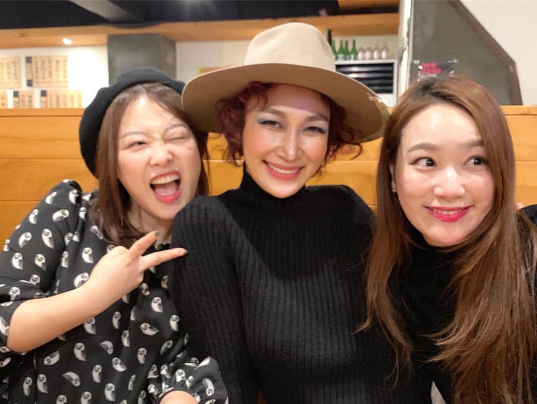 ピョン･ジョンスさんのインスタグラム写真 - (ピョン･ジョンスInstagram)「#Repost @party_bymin_boram with @get_repost ・・・ 정수언니의 뮤지컬 첫도전! 세종문화회관에는 꽃이 못들어간다면서요? 그래서 꽃대신 우리가 이렇게 갔어요!!ㅋㅋㅋ @hoyatoya  #언니야우리안창피해찌? . 언니 첫 뮤지컬공연 응원해줄려고 몇날며칠 아이디어 생각하고 준비하면서.. 또 우리언니가 얼마나 좋아할까.. 하는 생각에 얼마나 행복해하면서 준비했는지 몰라요~ 또 소품 맹글어 언니 공연보러갈때까지 언니 첫공연 볼생각에... 언니 이벤트 해줄생각에.. 심장이 쿵쿵... 심장멎어 죽는줄~~ . 무대위에서 지금껏 보아왔던 언니의 모습과 다른 모습을 보면서 얼마나 피나는 노력을 했을까... 얼마나 힘들었을까... 눈물이 나고... 이렇게 멋지게 무대위에서 열정을 쏟고 즐기며 그 힘든 공연을 멋지게 해낸 모습을 보고 또 밀려오는 감동에 눈물이 나고.... . 정말 대단하고, 고생했고, 멋졌어!! 언니의 성공적인 뮤지컬배우 도전 마지막 공연까지 응원하고 더 큰 무대에서 더 멋진 모습 보기를 또또 기대해요~ . 어제 언니덕분에 내가 너무나 가슴벅차도록 행복하고 아름다운날이었어~!! 사랑해 언니!  #엉엉엉 #감동 . ★ 공연은 12월 30일까지 세종문화회관 👑변정수 공연날짜 20, 22, 24, 25, 28, 29일로 예매해서 보세요~! #미스변니건매력에빠짐주의 . ★ 아이들과 가족들과 연인과 연말에 보기 너무 감동스럽고 재미있는 뮤지컬 #애니 많이 사랑해주세요~! . #팔방미인변정수 #세상멋진여자 #언니는무대위에섰을때젤섹시해! #브로드웨이로가는 기적을 보여줘~ #주둥이축하금지 #진정한축하는티켓구매로부터! #인간화환 #창피해말아요 #변정수파티전문 #파티바이민  #파티플래너민보람 #변정수 #뮤지컬 #뮤지컬애니 #감동 #연말 #가족 #사랑해 #우정 #이벤트 #서프라이즈」12月19日 15時29分 - hoyatoya