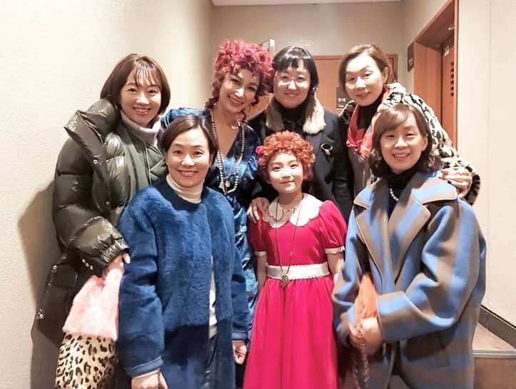 ピョン･ジョンスさんのインスタグラム写真 - (ピョン･ジョンスInstagram)「#Repost @party_bymin_boram with @get_repost ・・・ 정수언니의 뮤지컬 첫도전! 세종문화회관에는 꽃이 못들어간다면서요? 그래서 꽃대신 우리가 이렇게 갔어요!!ㅋㅋㅋ @hoyatoya  #언니야우리안창피해찌? . 언니 첫 뮤지컬공연 응원해줄려고 몇날며칠 아이디어 생각하고 준비하면서.. 또 우리언니가 얼마나 좋아할까.. 하는 생각에 얼마나 행복해하면서 준비했는지 몰라요~ 또 소품 맹글어 언니 공연보러갈때까지 언니 첫공연 볼생각에... 언니 이벤트 해줄생각에.. 심장이 쿵쿵... 심장멎어 죽는줄~~ . 무대위에서 지금껏 보아왔던 언니의 모습과 다른 모습을 보면서 얼마나 피나는 노력을 했을까... 얼마나 힘들었을까... 눈물이 나고... 이렇게 멋지게 무대위에서 열정을 쏟고 즐기며 그 힘든 공연을 멋지게 해낸 모습을 보고 또 밀려오는 감동에 눈물이 나고.... . 정말 대단하고, 고생했고, 멋졌어!! 언니의 성공적인 뮤지컬배우 도전 마지막 공연까지 응원하고 더 큰 무대에서 더 멋진 모습 보기를 또또 기대해요~ . 어제 언니덕분에 내가 너무나 가슴벅차도록 행복하고 아름다운날이었어~!! 사랑해 언니!  #엉엉엉 #감동 . ★ 공연은 12월 30일까지 세종문화회관 👑변정수 공연날짜 20, 22, 24, 25, 28, 29일로 예매해서 보세요~! #미스변니건매력에빠짐주의 . ★ 아이들과 가족들과 연인과 연말에 보기 너무 감동스럽고 재미있는 뮤지컬 #애니 많이 사랑해주세요~! . #팔방미인변정수 #세상멋진여자 #언니는무대위에섰을때젤섹시해! #브로드웨이로가는 기적을 보여줘~ #주둥이축하금지 #진정한축하는티켓구매로부터! #인간화환 #창피해말아요 #변정수파티전문 #파티바이민  #파티플래너민보람 #변정수 #뮤지컬 #뮤지컬애니 #감동 #연말 #가족 #사랑해 #우정 #이벤트 #서프라이즈」12月19日 15時29分 - hoyatoya