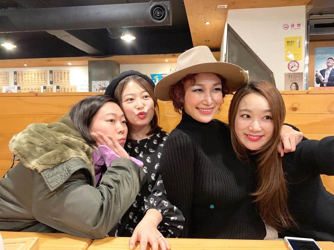 ピョン･ジョンスさんのインスタグラム写真 - (ピョン･ジョンスInstagram)「#Repost @party_bymin_boram with @get_repost ・・・ 정수언니의 뮤지컬 첫도전! 세종문화회관에는 꽃이 못들어간다면서요? 그래서 꽃대신 우리가 이렇게 갔어요!!ㅋㅋㅋ @hoyatoya  #언니야우리안창피해찌? . 언니 첫 뮤지컬공연 응원해줄려고 몇날며칠 아이디어 생각하고 준비하면서.. 또 우리언니가 얼마나 좋아할까.. 하는 생각에 얼마나 행복해하면서 준비했는지 몰라요~ 또 소품 맹글어 언니 공연보러갈때까지 언니 첫공연 볼생각에... 언니 이벤트 해줄생각에.. 심장이 쿵쿵... 심장멎어 죽는줄~~ . 무대위에서 지금껏 보아왔던 언니의 모습과 다른 모습을 보면서 얼마나 피나는 노력을 했을까... 얼마나 힘들었을까... 눈물이 나고... 이렇게 멋지게 무대위에서 열정을 쏟고 즐기며 그 힘든 공연을 멋지게 해낸 모습을 보고 또 밀려오는 감동에 눈물이 나고.... . 정말 대단하고, 고생했고, 멋졌어!! 언니의 성공적인 뮤지컬배우 도전 마지막 공연까지 응원하고 더 큰 무대에서 더 멋진 모습 보기를 또또 기대해요~ . 어제 언니덕분에 내가 너무나 가슴벅차도록 행복하고 아름다운날이었어~!! 사랑해 언니!  #엉엉엉 #감동 . ★ 공연은 12월 30일까지 세종문화회관 👑변정수 공연날짜 20, 22, 24, 25, 28, 29일로 예매해서 보세요~! #미스변니건매력에빠짐주의 . ★ 아이들과 가족들과 연인과 연말에 보기 너무 감동스럽고 재미있는 뮤지컬 #애니 많이 사랑해주세요~! . #팔방미인변정수 #세상멋진여자 #언니는무대위에섰을때젤섹시해! #브로드웨이로가는 기적을 보여줘~ #주둥이축하금지 #진정한축하는티켓구매로부터! #인간화환 #창피해말아요 #변정수파티전문 #파티바이민  #파티플래너민보람 #변정수 #뮤지컬 #뮤지컬애니 #감동 #연말 #가족 #사랑해 #우정 #이벤트 #서프라이즈」12月19日 15時29分 - hoyatoya
