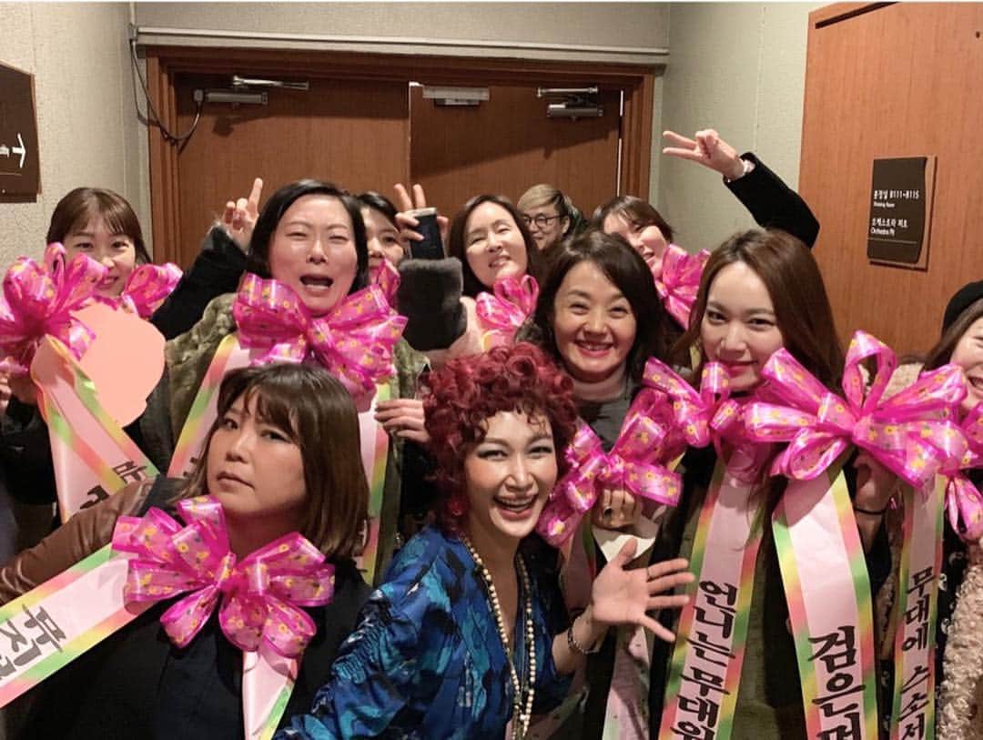 ピョン･ジョンスさんのインスタグラム写真 - (ピョン･ジョンスInstagram)「#Repost @party_bymin_boram with @get_repost ・・・ 정수언니의 뮤지컬 첫도전! 세종문화회관에는 꽃이 못들어간다면서요? 그래서 꽃대신 우리가 이렇게 갔어요!!ㅋㅋㅋ @hoyatoya  #언니야우리안창피해찌? . 언니 첫 뮤지컬공연 응원해줄려고 몇날며칠 아이디어 생각하고 준비하면서.. 또 우리언니가 얼마나 좋아할까.. 하는 생각에 얼마나 행복해하면서 준비했는지 몰라요~ 또 소품 맹글어 언니 공연보러갈때까지 언니 첫공연 볼생각에... 언니 이벤트 해줄생각에.. 심장이 쿵쿵... 심장멎어 죽는줄~~ . 무대위에서 지금껏 보아왔던 언니의 모습과 다른 모습을 보면서 얼마나 피나는 노력을 했을까... 얼마나 힘들었을까... 눈물이 나고... 이렇게 멋지게 무대위에서 열정을 쏟고 즐기며 그 힘든 공연을 멋지게 해낸 모습을 보고 또 밀려오는 감동에 눈물이 나고.... . 정말 대단하고, 고생했고, 멋졌어!! 언니의 성공적인 뮤지컬배우 도전 마지막 공연까지 응원하고 더 큰 무대에서 더 멋진 모습 보기를 또또 기대해요~ . 어제 언니덕분에 내가 너무나 가슴벅차도록 행복하고 아름다운날이었어~!! 사랑해 언니!  #엉엉엉 #감동 . ★ 공연은 12월 30일까지 세종문화회관 👑변정수 공연날짜 20, 22, 24, 25, 28, 29일로 예매해서 보세요~! #미스변니건매력에빠짐주의 . ★ 아이들과 가족들과 연인과 연말에 보기 너무 감동스럽고 재미있는 뮤지컬 #애니 많이 사랑해주세요~! . #팔방미인변정수 #세상멋진여자 #언니는무대위에섰을때젤섹시해! #브로드웨이로가는 기적을 보여줘~ #주둥이축하금지 #진정한축하는티켓구매로부터! #인간화환 #창피해말아요 #변정수파티전문 #파티바이민  #파티플래너민보람 #변정수 #뮤지컬 #뮤지컬애니 #감동 #연말 #가족 #사랑해 #우정 #이벤트 #서프라이즈」12月19日 15時29分 - hoyatoya