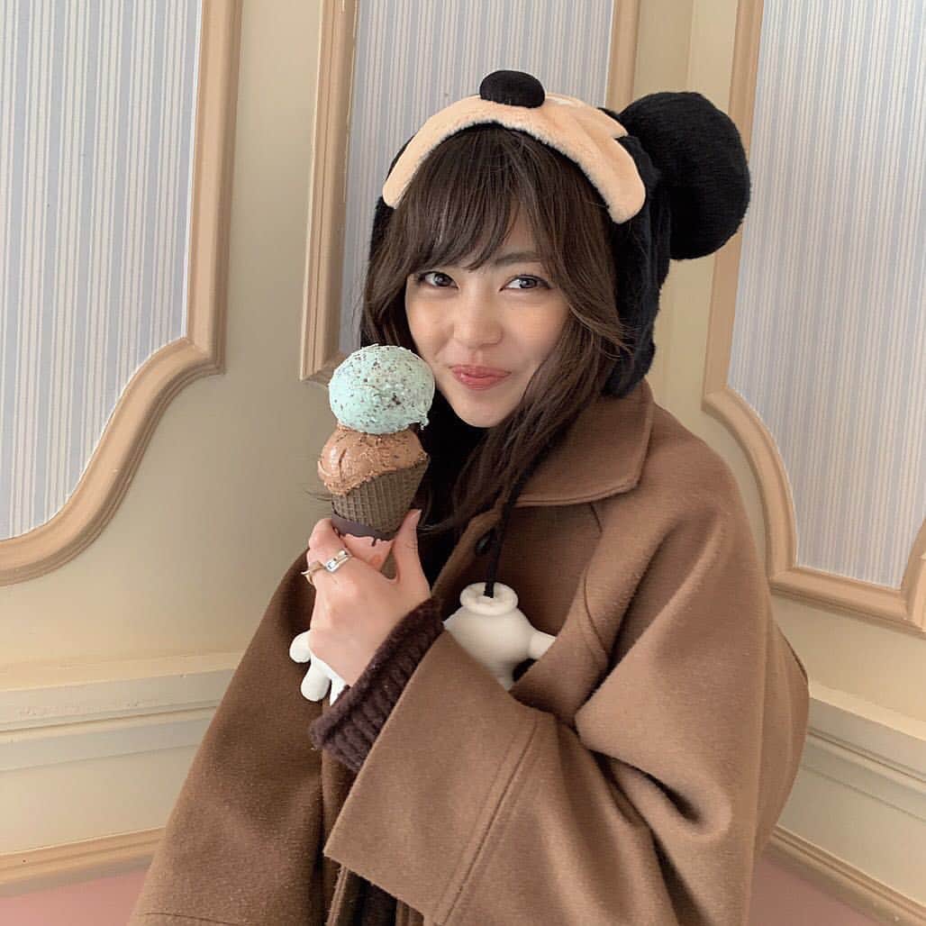 前田亜美のインスタグラム：「. . 冬が1番美味しいアイス♥. . 🍦 ♡. . #ディズニー #ディズニーコーデ #ディズニーランド #アイスを愛す」