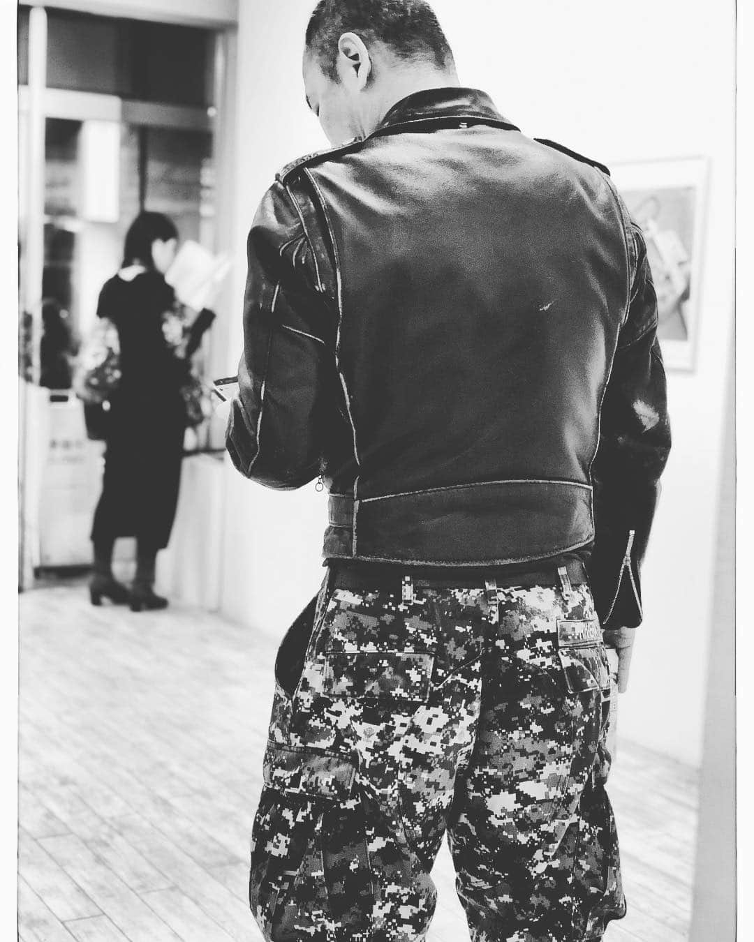 growthのインスタグラム：「今年最後の眼科画廊は身が引き締まる個展でした。後ろ姿がなんというか、父を知らない私にとっては凄くかっこよかったです#tokyo #shinjuku #kabukicho #釣崎清隆」