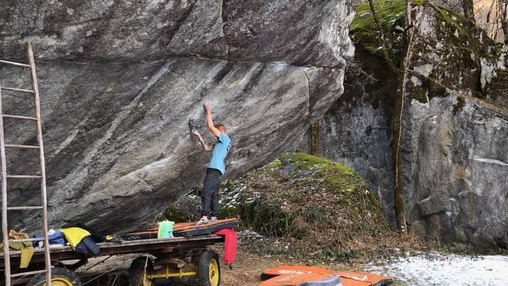 ガブリエル・モローニのインスタグラム：「Who doesn’t remember @chris_sharma trying the infamous Kart Project in Dosage IV!?... well it remained a project at the time and it took a few more years to get the first ascent from @nalle_hukkataival . My story on this problem started several years later, supporting @luca.bazooka.rinaldi on his way to the 5th ascent. I briefly tried it, but felt completely out of reach and put it aside... Last year I came back, after watching @giuliano_cameroni ‘s video doing the first move with a different foot. This foot really helps if you are short and I was able to stick the move in a couple of sessions! Second move is easier in isolation but a real nighmare when you come from the start.  To make a long story short, I failed on the problem for two seasons, until yesterday... Everything felt perfect, late start, well rested after two days off, good warm up and perfect conditions... I don’t know the difference between this try and all the other times I fell at the cross move, but it felt effortless... OFF THE WAGON ✅ #e9team #petzlteam #scarpaspa #frictionlabs @e9clothing_official @petzl_official @scarpaspa @frictionlabs @bigapesport」