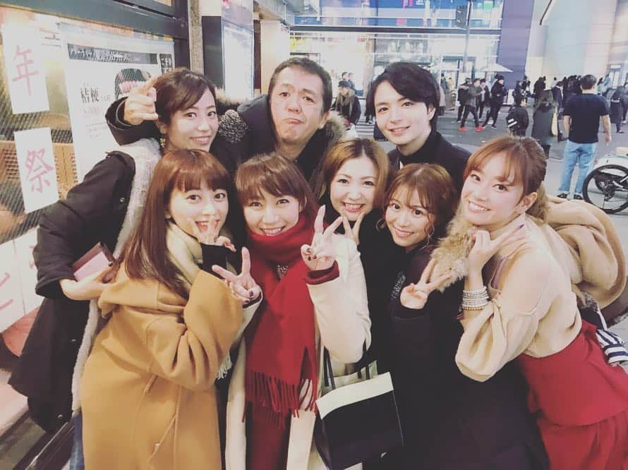 鈴丘めみのインスタグラム：「セカンドファミリー😌💕 大和さんが観に来てくれて、久しぶりににゃんにゃんとみっちゃんにも会えて、セカンド出演者が集結しました☺️🙌 #セカンドエヌ #舞台 #千秋楽 #楽しかったなぁ」