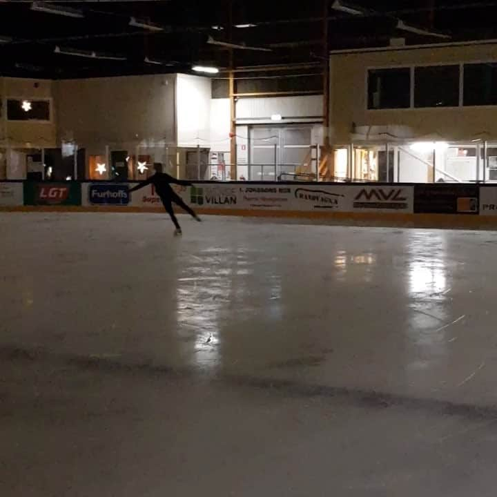 ヴィクトリア・ヘルゲソンのインスタグラム：「Inspirerad av SM förra veckan! 😀⛸👊🏼」