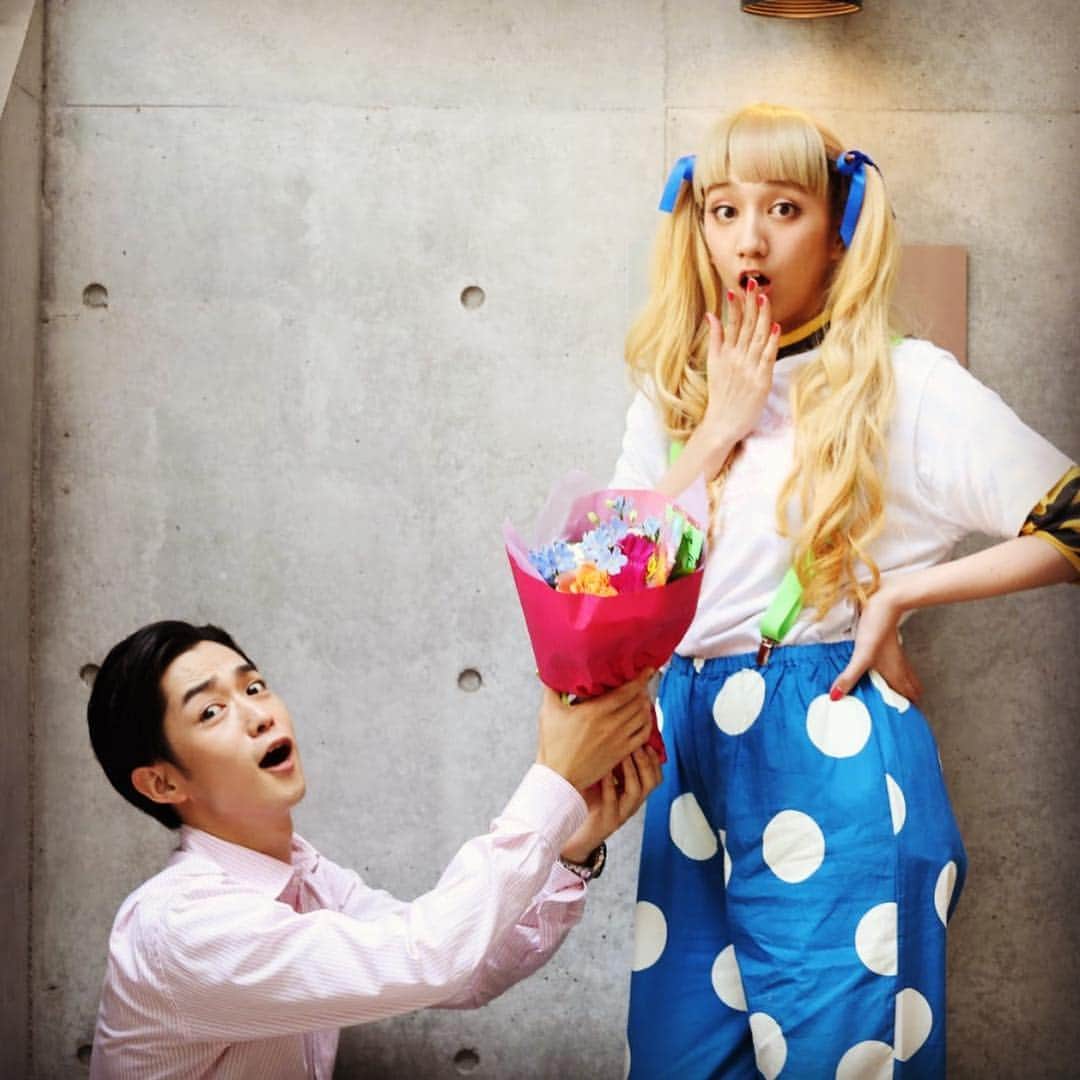 日本テレビ「プリティが多すぎる」のインスタグラム：「#プリティが多すぎる 🌈 最終回は12/20(木)25:59～放送🌸🌼 Huluでも好評配信中🍭 . まさかのスキャンダル⚡️南吉(#千葉雄大)がキヨラ(#長井短)に跪いてプロポーズ💐⁉️しかし、最後の最後に形勢逆転して得意げな南吉…😂 . #クランクアップの花束で遊んでみた2人 #4コマ漫画的展開 #抜群の表情演技 #お茶目コンビ #この写真はフィクションです」