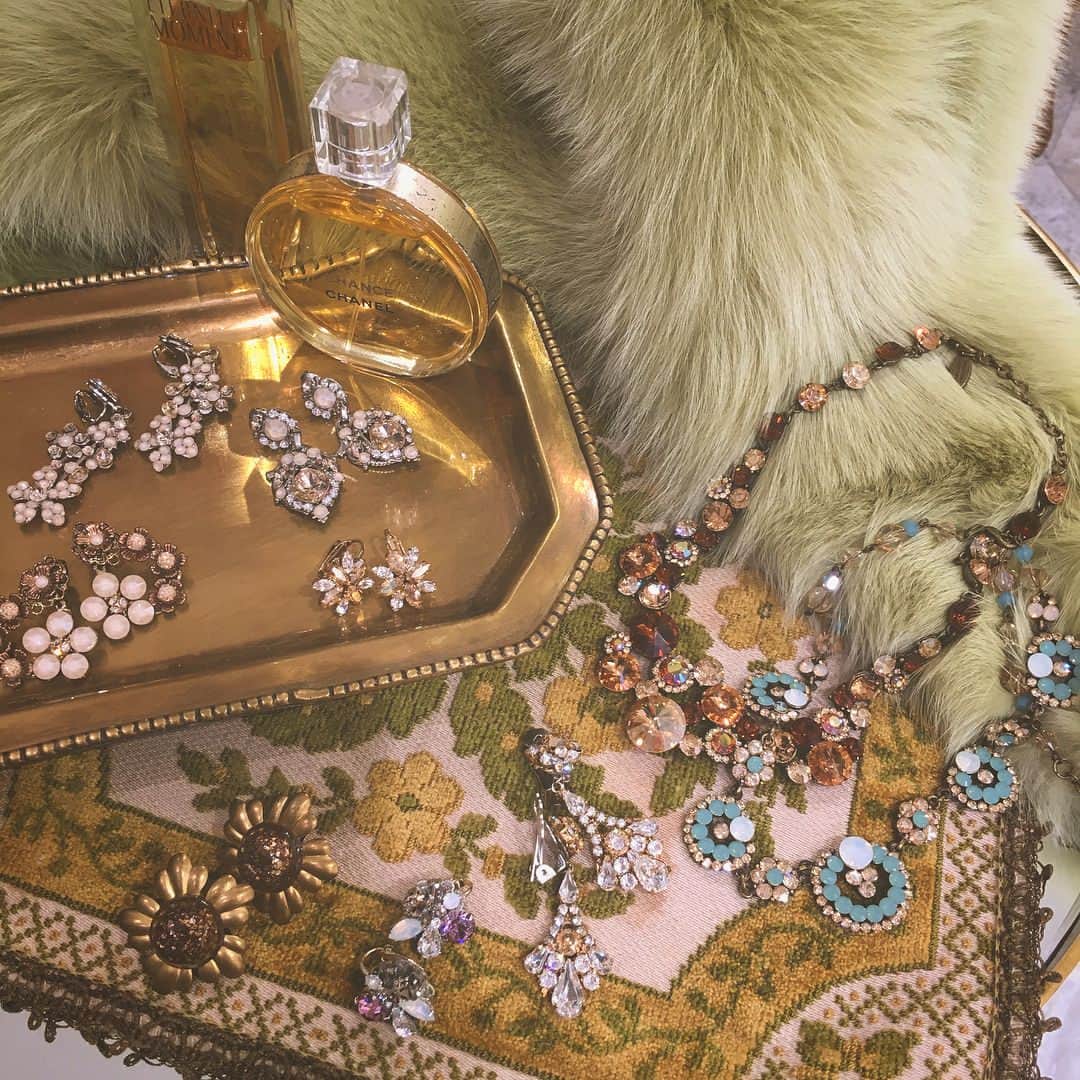 ngh_weddingboutiqueのインスタグラム：「・ Party Season におすすめのアイテムのご紹介 ・ ・ Wedding Boutiqueで、 とっても人気の高いアクセサリー💍 ・ アクセサリーのみのレンタルも、承っております✨ ・ Xmasパーティーやディナー等の特別な日に、いつもと違うアクセサリーを纏って、お出かけしませんか☺️ ・ ・ また、Wedding Boutiqueでは、Xmasギフトにおすすめなアイテム(2枚目参照)も多数取り扱っております🎄 ・ ・ ぜひ お気軽にお立ち寄りください✨ ・ 《お問い合わせ先》 📞092-739-1141 📧wb-contact@ffines.jp #ngh_weddingboutique」