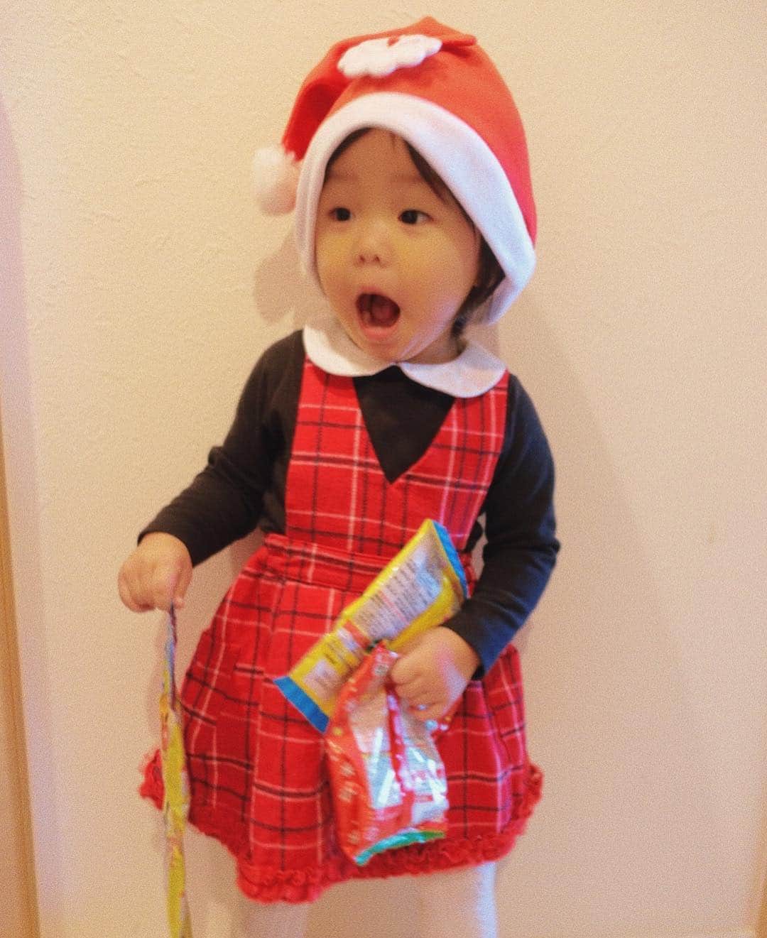 junko onagi ／小梛準子さんのインスタグラム写真 - (junko onagi ／小梛準子Instagram)「ㅤㅤㅤㅤㅤ ㅤㅤㅤㅤㅤ ぴさんとクリスマスコーデ🎅❤️ ㅤㅤㅤㅤㅤ  2人とも家にあった赤い服に サンタ帽はトイザらスだよん🎄✨ おとぴさんへのクリスマスプレゼントも トイザらスにまた探しに行く予定🎁  プレゼント何が喜ぶかなー💕  帽子をかぶって写真を投稿する、 ギネス世界記録にも挑戦してるんだって✨  #手に持ってるのが何故か犬の置物笑 #渋い笑 #アンパンマン 大好きなお年頃 #1歳 #1歳10ヶ月 #クリスマス #クリスマスコーデ #クリスマスコーディネート #クリスマス2018 #Christmas #merrychristmas #xmas #santaclaus #santa #red #pr #サンタ #サンタコス #サンタコスプレ #親子クリスマス#赤ちゃんクリスマス#親子コーデ#親子リンクコーデ #トイザらスサンタチャレンジ  #トイザらス #ベビーザらス #トイザらスクリスマスカタログ」12月19日 18時19分 - jnco0417