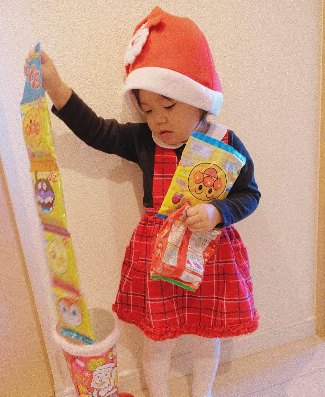 junko onagi ／小梛準子さんのインスタグラム写真 - (junko onagi ／小梛準子Instagram)「ㅤㅤㅤㅤㅤ ㅤㅤㅤㅤㅤ ぴさんとクリスマスコーデ🎅❤️ ㅤㅤㅤㅤㅤ  2人とも家にあった赤い服に サンタ帽はトイザらスだよん🎄✨ おとぴさんへのクリスマスプレゼントも トイザらスにまた探しに行く予定🎁  プレゼント何が喜ぶかなー💕  帽子をかぶって写真を投稿する、 ギネス世界記録にも挑戦してるんだって✨  #手に持ってるのが何故か犬の置物笑 #渋い笑 #アンパンマン 大好きなお年頃 #1歳 #1歳10ヶ月 #クリスマス #クリスマスコーデ #クリスマスコーディネート #クリスマス2018 #Christmas #merrychristmas #xmas #santaclaus #santa #red #pr #サンタ #サンタコス #サンタコスプレ #親子クリスマス#赤ちゃんクリスマス#親子コーデ#親子リンクコーデ #トイザらスサンタチャレンジ  #トイザらス #ベビーザらス #トイザらスクリスマスカタログ」12月19日 18時19分 - jnco0417