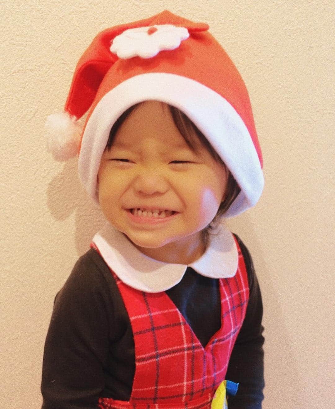 junko onagi ／小梛準子さんのインスタグラム写真 - (junko onagi ／小梛準子Instagram)「ㅤㅤㅤㅤㅤ ㅤㅤㅤㅤㅤ ぴさんとクリスマスコーデ🎅❤️ ㅤㅤㅤㅤㅤ  2人とも家にあった赤い服に サンタ帽はトイザらスだよん🎄✨ おとぴさんへのクリスマスプレゼントも トイザらスにまた探しに行く予定🎁  プレゼント何が喜ぶかなー💕  帽子をかぶって写真を投稿する、 ギネス世界記録にも挑戦してるんだって✨  #手に持ってるのが何故か犬の置物笑 #渋い笑 #アンパンマン 大好きなお年頃 #1歳 #1歳10ヶ月 #クリスマス #クリスマスコーデ #クリスマスコーディネート #クリスマス2018 #Christmas #merrychristmas #xmas #santaclaus #santa #red #pr #サンタ #サンタコス #サンタコスプレ #親子クリスマス#赤ちゃんクリスマス#親子コーデ#親子リンクコーデ #トイザらスサンタチャレンジ  #トイザらス #ベビーザらス #トイザらスクリスマスカタログ」12月19日 18時19分 - jnco0417