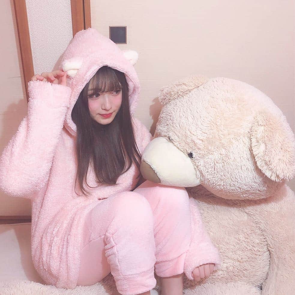 青木菜花のインスタグラム：「.﻿ .﻿ モコモコであったかいいいい🥰﻿ 冬の私のパジャマです 🎀🎀﻿ 猫耳なの！！可愛い！！！😍 . . #gu_for_all #GUstyle #gupr #GUパジャマ #マシュマロフィールネコミミパーカセット #パジャマ #可愛い #ピンク #instagood #instalike #l4l」