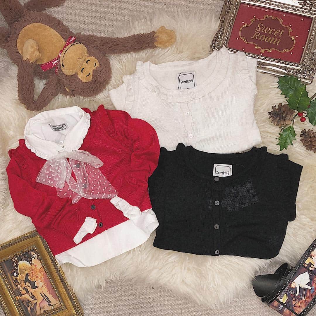 SweetRoom1ST. officialのインスタグラム：「お台場店 . ❤︎Recommend Item紹介❤︎ . 🎀フリルショートカーディガン¥12,000+tax→¥7,200+tax（40%off） . size:105〜145 color:レッド、ブラック、ホワイト . . 📌店内一部商品を除き 40%offにて販売しております。 現金書留でのご注文も承ります。 お気軽にお問い合わせ下さい♪ . ☎︎03-6457-1027 . #sweetroom #SweetRoom1ST #kidsfashion #kidswear #vintagefashion  #kids_japan #ig_kids#kidsmodel #japan #instagood #cardigan #cute #时尚 #ベビー服 #子供服 #キッズファッション #お台場ヴィーナスフォート #ファッション #カーディガン  #置き画くら部」