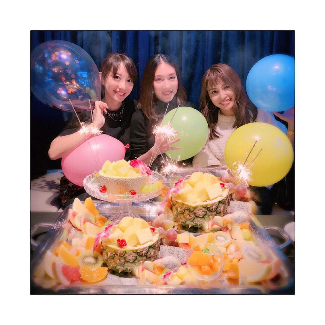 原口恵美さんのインスタグラム写真 - (原口恵美Instagram)「﻿ 🎉5年ぶりの再会💛﻿ ﻿ 一緒にお仕事していたのは﻿ もう15年前くらい👙📸﻿ ﻿ ❄︎﻿ ❄︎﻿ ❄︎﻿ ﻿ 当時は、話すことは恋や💕﻿ ファッションだったのに👗﻿ ﻿ ﻿ 2時間、人間ドックについて語り合った夜🌙﻿ ﻿ #雰囲気と #トーク #合わない #笑 #フルーツ盛り﻿ #食べきれるわけもなく #子供達に #お土産﻿ #日常とのギャップ #5年ぶり #とにかく #人間ドック #脳MRI撮ろう #山本梓ちゃん #小林恵美ちゃん﻿」12月19日 19時12分 - megu_hara.comerin