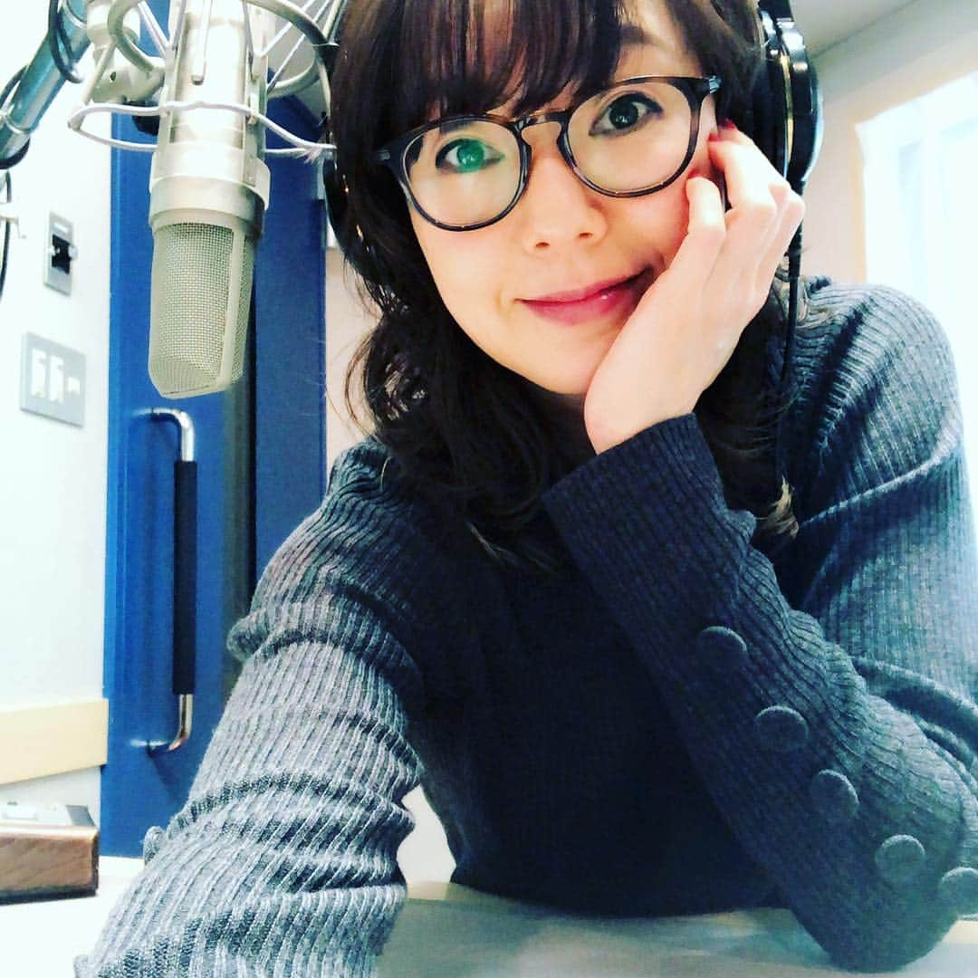 とよた真帆さんのインスタグラム写真 - (とよた真帆Instagram)「bayfmへラジオ収録📻  ブースの中は少し冷えてくるのでこんなニットが活躍。飾りのボタンも可愛くて気に入ってます😃のど飴をいろいろと✨スタッフが喉に良いハーブティーをくださいました🙇‍♀️ @bayfm_official  @pinkoofficial @coomb_official #coomb ＃ラジオ #のどあめ必需品 #あめちゃん」12月19日 19時15分 - maho_toyota