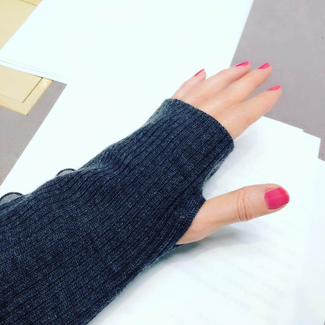 とよた真帆さんのインスタグラム写真 - (とよた真帆Instagram)「bayfmへラジオ収録📻  ブースの中は少し冷えてくるのでこんなニットが活躍。飾りのボタンも可愛くて気に入ってます😃のど飴をいろいろと✨スタッフが喉に良いハーブティーをくださいました🙇‍♀️ @bayfm_official  @pinkoofficial @coomb_official #coomb ＃ラジオ #のどあめ必需品 #あめちゃん」12月19日 19時15分 - maho_toyota