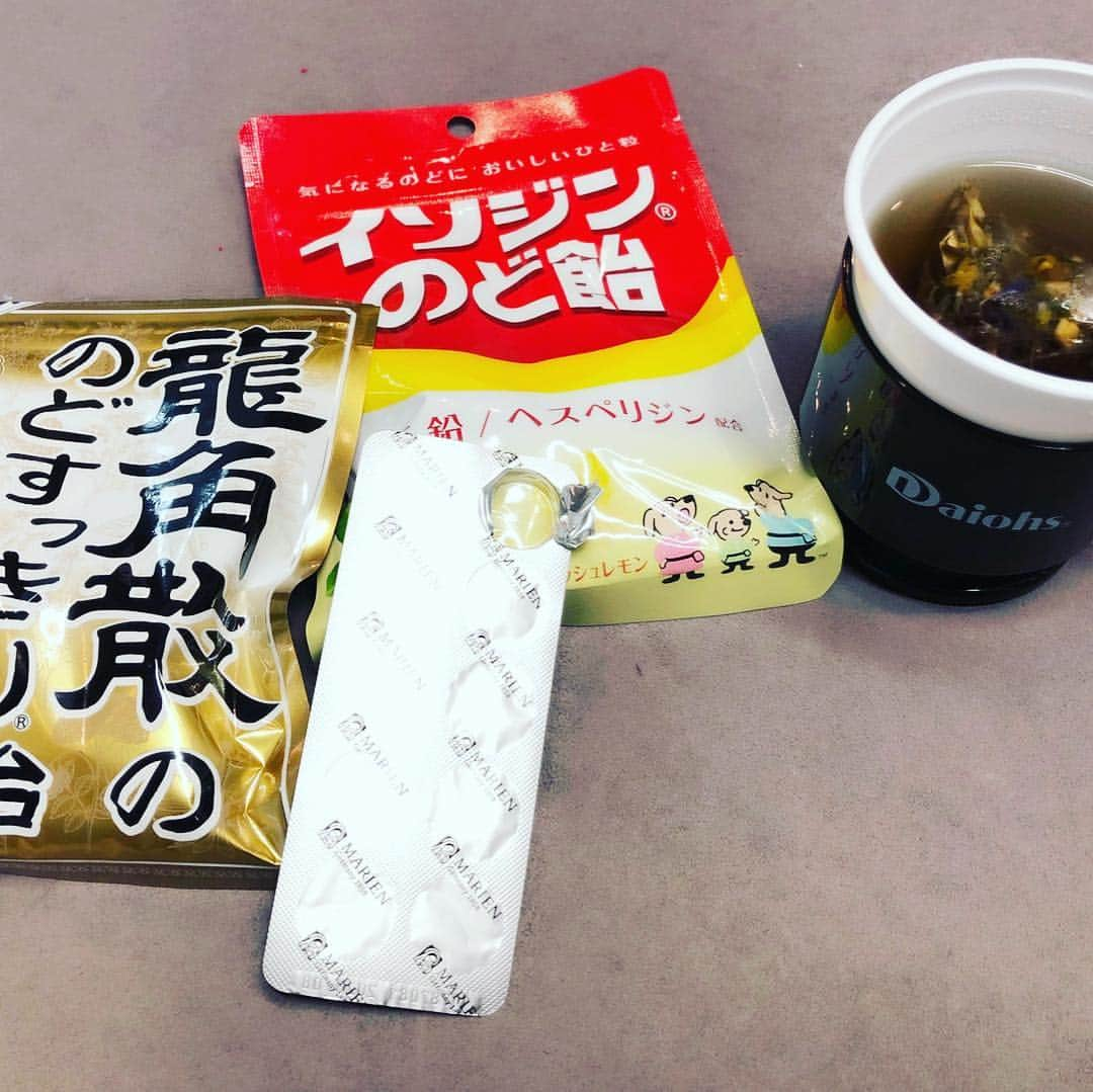 とよた真帆さんのインスタグラム写真 - (とよた真帆Instagram)「bayfmへラジオ収録📻  ブースの中は少し冷えてくるのでこんなニットが活躍。飾りのボタンも可愛くて気に入ってます😃のど飴をいろいろと✨スタッフが喉に良いハーブティーをくださいました🙇‍♀️ @bayfm_official  @pinkoofficial @coomb_official #coomb ＃ラジオ #のどあめ必需品 #あめちゃん」12月19日 19時15分 - maho_toyota