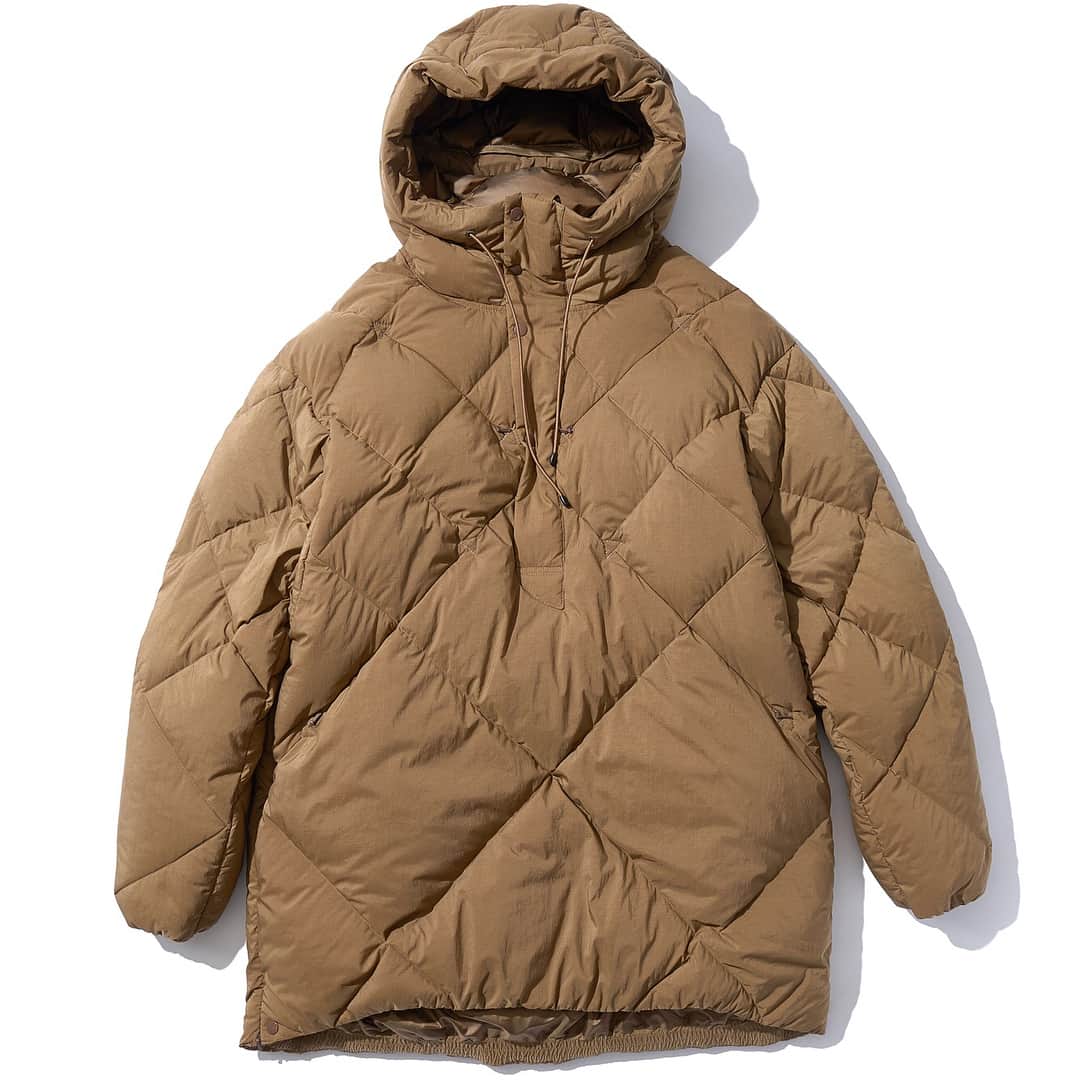 UNBY GENERAL GOODS STOREのインスタグラム：「米国より，気鋭のジャパンブランドが逆輸入。雑誌2ndにどどんと１ページ紹介されているノービットのブッシュアノラックをご紹介。デザイナー野澤広志氏のプライベートブランドとしてアメリカで販売をスタートさせたノービットが、 今年再始動。第１作目となるブッシュアノラックダウンはハイブリットとリミックス。キルティングがダイヤ型で、キルティングを美しく見せる為にすべてのポケット口にコンシールファスナーを使用しています。 ダウンでアノラックの形が斬新です。  #unby #norbit ＃セカンド#norbitbyhiroshinozawa  #ダウンコート #2nd #アウター ＃アノラック＃ダウン ＃クリスマスプレゼント #自分用 #ノービット  norbit by hiroshi nozawa」