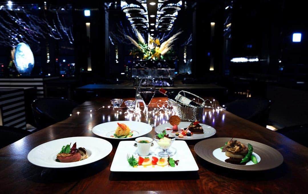 Table 9 TOKYO のインスタグラム：「クリスマスディナーのご予約はお済みですか？🍽﻿ ﻿ TABLE9では39階から望む素敵な夜景と共に﻿ お楽しみいただけます🍷✨﻿ ﻿ #table9tokyo#t9#クリスマスディナー—————————————————﻿ #tokyo#japan#品川プリンスホテル#接待#グルメ#品川#shinagawa##ホテル#グルメ女子#food#life#旅行#travel#ウェディング#1.5次会#食事会#顔合せ#バー#bar#クリスマス#xmas#christmas」