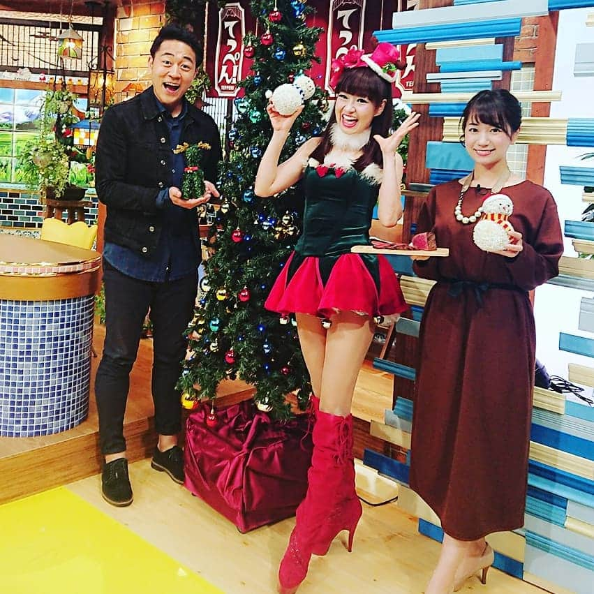 さゆりさんのインスタグラム写真 - (さゆりInstagram)「今年ラストのテレビ静岡『てっぺん』生放送でしたぁ〰️💖🤣💖今年一年✨暖かいスタッフ様✨共演者の皆様のお陰で毎回来るの楽しみでしたぁ〰️🌈😂🌈来年も宜しくお願いしますです‼️🌼🤗🌼 #サンタコス じゃないです😅 #クリスマスツリーコス🎄のつもりでしたぁ〰️🤣 #帰りの新幹線で #元祖鯛めし弁当を食べる #毎回のルーティーン 😁 #ミュージックビデオ 🎶 #昨日の番組で全部公開だと思ったら #一部でしたぁ〰️😅💦 #ごめんなさいです 😆 #今度はしっかりお伝えします‼️😂 #近日公開らしいです😅💦 #レコーディングで誉めて頂いてて嬉しかったです〰️‼️😢 #吉本坂46が売れるまでの全記録  #テレビ静岡 #てっぺん #ずみさん  #吉本坂46デビュー  #ビターアンドスイート #抱いてみるかい #かつみさゆり #かつみ❤️さゆり  #さゆり  #吉本坂46  #❤️さゆり」12月19日 20時22分 - katsumisayuri_sayuri