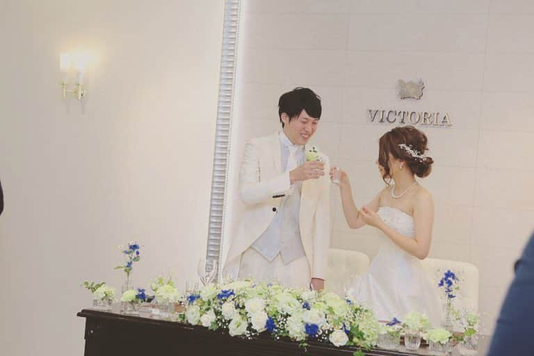 迎賓館ヴィクトリア/結婚式(富山・高岡・金沢・小松・福井)のインスタグラム：「#乾杯ショット ⸜(๑⃙⃘'ᵕ'๑⃙⃘)⸝⋆︎ 乾杯のご挨拶が終わり ウエディングパーティーのstart❁︎‼︎ カンパーイ❣️の瞬間をぱしゃり◡̈⃝︎⋆︎* * * * * * ⛪️ウエディングフェアや💡お問い合わせは プロフィールからHPをご覧下さい✧︎*。 @victoria_weddingstyle ☎️お電話でのお問い合わせもお待ちしております *迎賓館VICTORIA福井 TEL 0776-23-5011 *迎賓館VICTORIA小松 TEL 0761-23-7055 *迎賓館VICTORIA金沢 TEL 076-238-5211 *迎賓館VICTORIA高岡 TEL 0766-27-1155 *富山セントマリー教会＆迎賓館VICTORIA TEL 076-423-6688 *。 *。 #迎賓館ヴィクトリア #ヴィクトリア #福井ヴィクトリア#小松ヴィクトリア #金沢ヴィクトリア#高岡ヴィクトリア#富山ヴィクトリア#vic花嫁 #vic婚#ウェディング #ブライダル #結婚式 #富山結婚式 #結婚式場 #富山結婚式場 #結婚式準備 #卒花嫁 #北陸花嫁 #富山花嫁 #家族愛 #ウエディングフェア #フェア #富山#富山市#乾杯#ウエディングパーティー」