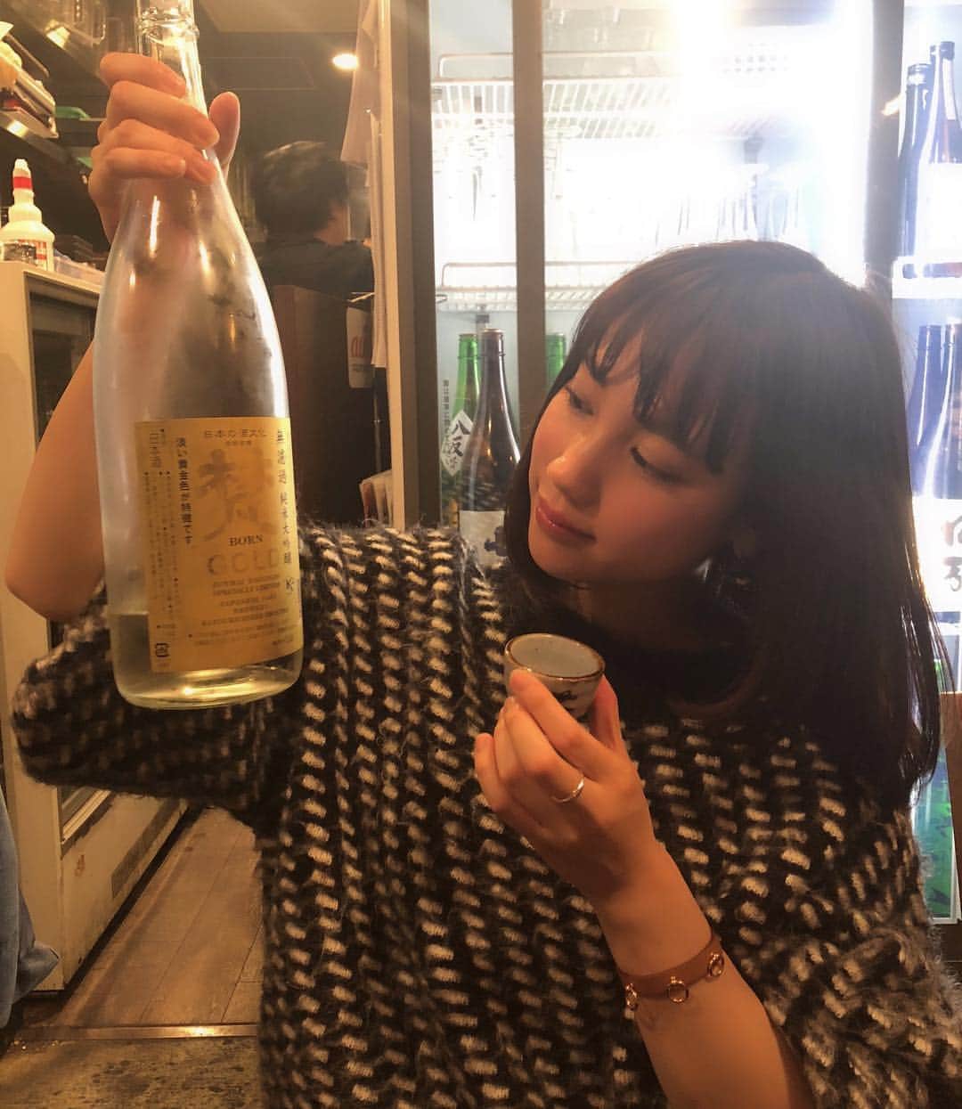 高野祐衣さんのインスタグラム写真 - (高野祐衣Instagram)「ラベルに惹かれて、 つい頼んでしまった日本酒がこちら（笑） .  福井の、梵 GOLD 無濾過  純米大吟醸 .  写真では分かりづらいかな？！ 熟成されているので黄金色なんです！ 芳醇な香りと、旨味も強くて 少しキャラメルみたいな濃厚なかんじも！ 見た目も素敵で贈り物にも良さそう✨ .  #日本酒 #日本酒女子」12月19日 20時58分 - yuipooon12_06