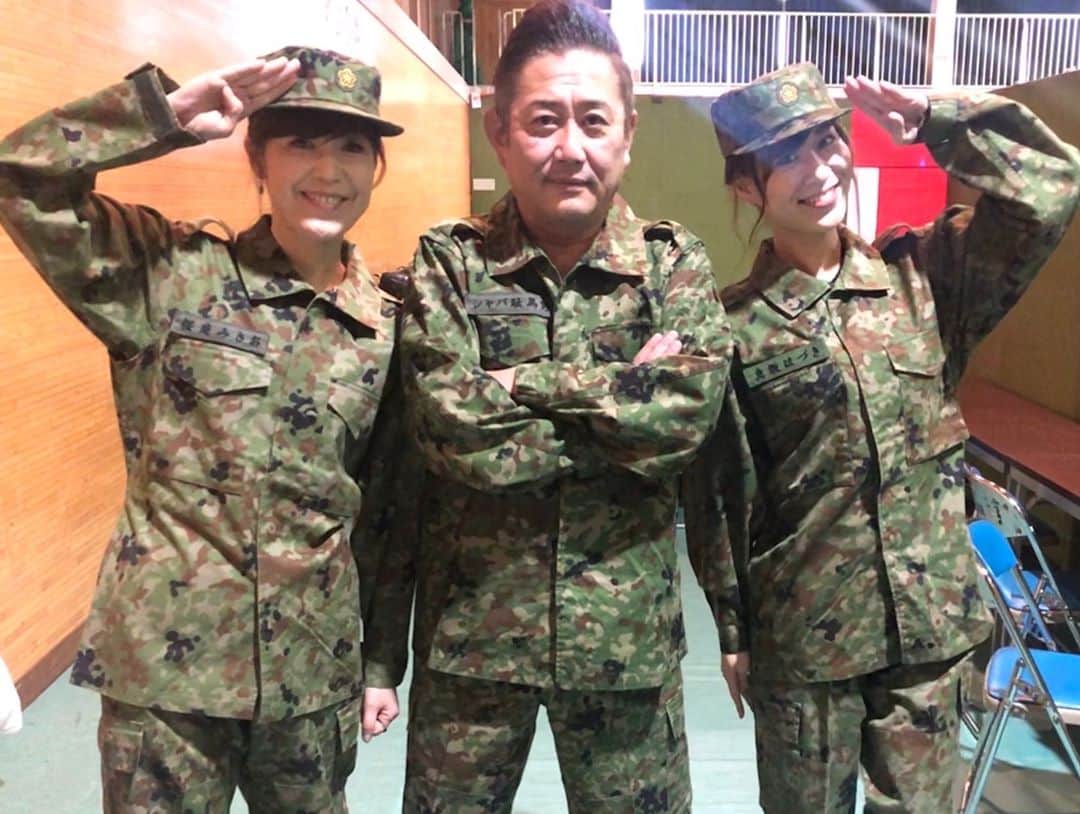 のインスタグラム：「自衛隊秋田駐屯地2018年忘れ会に呼んでいただきました🌙 名札まで作っていただき感激〜！ ブラボー中谷さん、ケースケ＆マサのお二人、yummiさんのステージも盛り上がりました✨ 自衛隊の皆さん暖かく迎えてくださってありがとうございました💓」