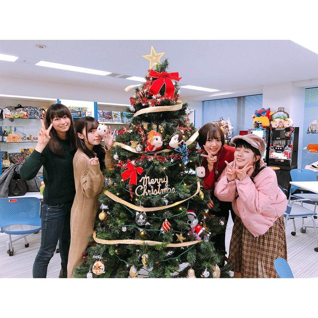 岡田紗佳さんのインスタグラム写真 - (岡田紗佳Instagram)「モンハン部マネージャー大集合！ カプコンのクリスマスツリー🎄#モンハン」12月19日 22時08分 - sayaka_okada