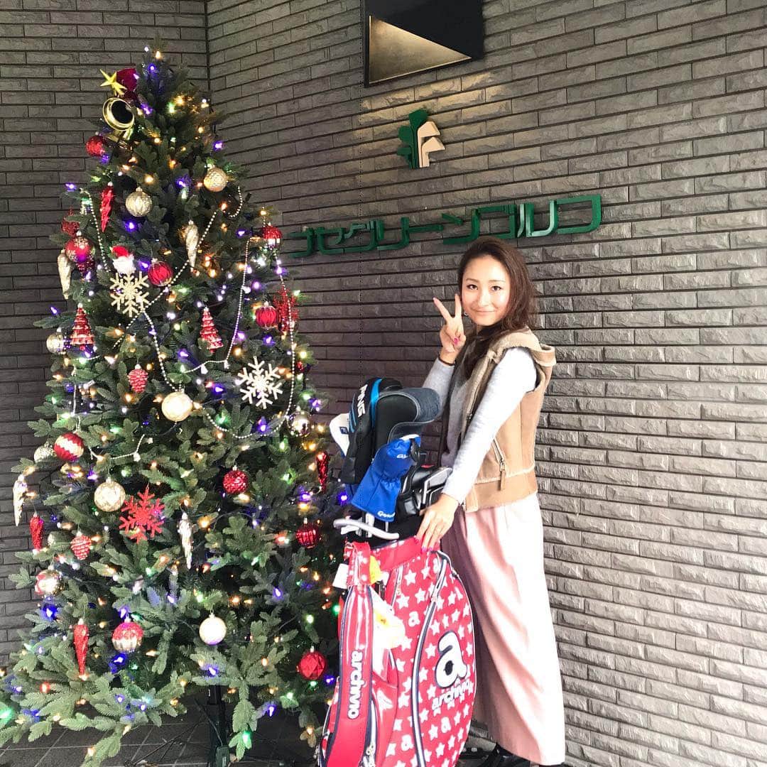のインスタグラム：「ナセグリーンゴルフにいって練習してきました❤️ ここは学生の時によく行ってました💕入場料無料で24時間営業なので行きやすいです⛳️ . . クリスマスツリーがもう飾ってありました🎄🎂 . . . @golf_condor＃コンドル＃ゴルフ練習場＃打ちっぱなし＃ゴルフ＃ナセグリーンゴルフ＃ゴルフ女子#コンドルゴルフ」