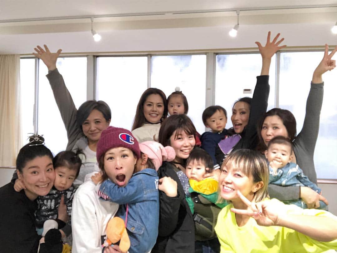 Nazukiさんのインスタグラム写真 - (NazukiInstagram)「12月ママトレ&ダンス‼️‼️ ありがとうございました😊  今月は、ご要望がたくさんあり、ダンスの振りを取り入れたクラスを設けてみましたが、みんなダンス楽しそうに踊ってて、ハッピーなレッスンでした❤️ 子供達は、ママが急に踊ってるから、初めはびっくりして泣いていたけど😭 これも慣れていき、泣かなくなるので、これまた成長を見るのが楽しい😊  ビジタークラスでは、体作り、リズムトレーニングもやり、今回はベビトレも少し取り入れました👏🏻👏🏻👏🏻 来年は、ベビトレダンス👍 ママの為だけではなく、ベビーの為のトレーニングダンス‼️ アップクラスは、振りを取り入れ、踊れるクラス‼️ をやっていくので、是非受けに来て下さい✋🏻 ちなみに、ママさんだけではなく、初心者や、ダンスやっていたけど、最近やってなくてまたやりたい方なども全然受けれるので是非💕  そして、今月22日は、 クリスマス企画🎄  ママ&ベビー ダンス 骨盤ヨガトレーニング クリスマスパーティー🎄🎅 ダンサーNazukiとヨガインストラクターOtaeのコラボWS‼️ ママの為のトレーニング、骨盤ヨガ そしてダンス！今回はベビーの為のトレーニングも💕 クリスマス企画としてWSします‼️ 産後3ヶ月の方から受けれます！子連れでトレーニングやダンスはなかなかできないので、この機会に是非❤️ 12/22 13:00〜14:30 @渋谷ミッション ¥3500 ヨガマット込み クリスマスプレゼント付き🎁  お名前 ご連絡先 お子様の年齢 を表記の上、 💌info.mamadance@gmail.com にお申し込みください。 定員がございますので、お早めにご予約ください😊  #ベビトレヨガ #ママダンス #ダンサーママ #ママトレ  #ママトレーニング #dance #mama #mamalife #treaning #産後トレーニング #子連れダンス #子連れトレーニング #子連れok  #ママ会 #ママ友  #土曜のクラス写真忘れた」12月19日 22時18分 - nazuki_08