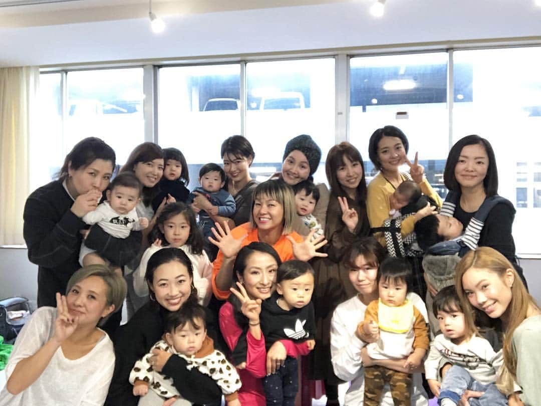 Nazukiさんのインスタグラム写真 - (NazukiInstagram)「12月ママトレ&ダンス‼️‼️ ありがとうございました😊  今月は、ご要望がたくさんあり、ダンスの振りを取り入れたクラスを設けてみましたが、みんなダンス楽しそうに踊ってて、ハッピーなレッスンでした❤️ 子供達は、ママが急に踊ってるから、初めはびっくりして泣いていたけど😭 これも慣れていき、泣かなくなるので、これまた成長を見るのが楽しい😊  ビジタークラスでは、体作り、リズムトレーニングもやり、今回はベビトレも少し取り入れました👏🏻👏🏻👏🏻 来年は、ベビトレダンス👍 ママの為だけではなく、ベビーの為のトレーニングダンス‼️ アップクラスは、振りを取り入れ、踊れるクラス‼️ をやっていくので、是非受けに来て下さい✋🏻 ちなみに、ママさんだけではなく、初心者や、ダンスやっていたけど、最近やってなくてまたやりたい方なども全然受けれるので是非💕  そして、今月22日は、 クリスマス企画🎄  ママ&ベビー ダンス 骨盤ヨガトレーニング クリスマスパーティー🎄🎅 ダンサーNazukiとヨガインストラクターOtaeのコラボWS‼️ ママの為のトレーニング、骨盤ヨガ そしてダンス！今回はベビーの為のトレーニングも💕 クリスマス企画としてWSします‼️ 産後3ヶ月の方から受けれます！子連れでトレーニングやダンスはなかなかできないので、この機会に是非❤️ 12/22 13:00〜14:30 @渋谷ミッション ¥3500 ヨガマット込み クリスマスプレゼント付き🎁  お名前 ご連絡先 お子様の年齢 を表記の上、 💌info.mamadance@gmail.com にお申し込みください。 定員がございますので、お早めにご予約ください😊  #ベビトレヨガ #ママダンス #ダンサーママ #ママトレ  #ママトレーニング #dance #mama #mamalife #treaning #産後トレーニング #子連れダンス #子連れトレーニング #子連れok  #ママ会 #ママ友  #土曜のクラス写真忘れた」12月19日 22時18分 - nazuki_08