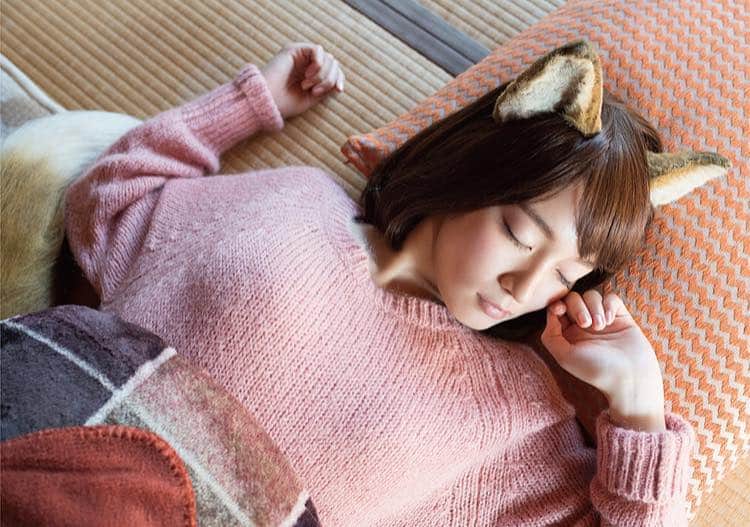 のインスタグラム：「もうこの寝顔癒される… #吉岡里帆 #吉岡里帆ちゃん #里帆ちゃん #里帆 #かわいい #美女 #美人 #女優 #寝顔 #癒し #どんぎつね #どん兵衛 #写真集 #こたつ #beautiful #cute #instagood #instalike #japan」