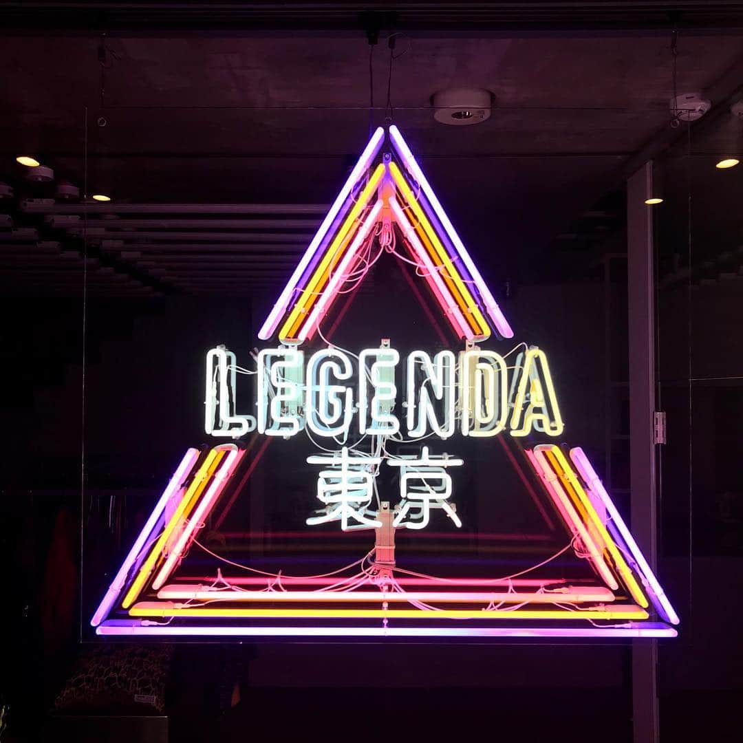 のインスタグラム：「明日20日LEGENDA HARAJUKUも移転拡張オープンになります！ レジェンダチームがオフィス別だから忘れてた笑  そして21日から原宿 #FR2gallery1 では地元名古屋で圧倒的人気のインスタから生まれたブランド “zZz(ジーズ）”の原宿ポップアップが始まります。zZzの前回の銀座ポップアップも200人くらい並びが出たようで今回初の原宿なのでこちらも期待してます！  22日、熊谷さんのブランド“Wind and sea”が中目黒に移転オープンします。こちらでもオープ二ングコラボレーションをさせて頂きます！  同日22日、初の沖縄店は #FR2月桃 になります。 オープン記念に#fragment × #FR2 も出ます。  月桃というのは沖縄の花の名前で色が薄いピンクなので #FR2梅 より薄いピンクのイメージカラーにして内装も作ってました。ただずっとなんかしっくりきてなくてオープン4日前の昨日急遽イメージカラーを変える事にしました。 とはいえもちろんオープンには間に合わないんですが随時、店の内装から看板、下げ札、ネームまで全部色が変わります。  今月も毎週企画やりまくってるけど年内最後にもう一個どデカイ発表来週あります！！まだまだ世界にかますぞ！  #legendatokyo#zzz#windandsea#fr2getto」