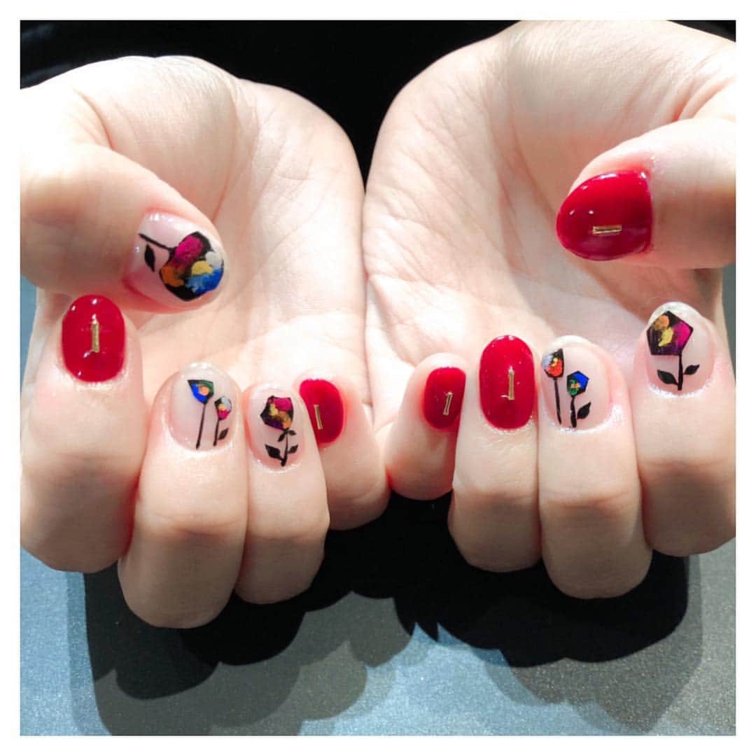 牧野由依さんのインスタグラム写真 - (牧野由依Instagram)「ネイル納めしてきました🥀✨ 幸せな気持ちで一年を終えられるよう、新しい一年にワクワクできるよう、まずは手元からハッピーに😍✨ 切り絵風なフォルムと繊細なペイントのお花が本当にしゅてき💅❤️ ． ． #nails #nailart #functionnails」12月19日 23時42分 - yui_makino0119