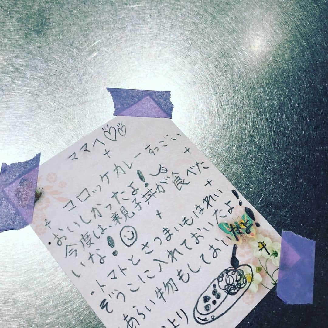 滝沢眞規子さんのインスタグラム写真 - (滝沢眞規子Instagram)「夕飯をだしてから忘年会に急いでいきましたが、帰ってきたら下の娘がキッチンにお手紙を貼ってくれてました😊 普段は結構生意気なんだけど😂 こういう所が本当に可愛いです😊 ママ、助かるわ〜🙏😊 子ども達にも助けてもらって今年もお仕事できました🥰ありがとう🙌」12月20日 0時24分 - makikotakizawa